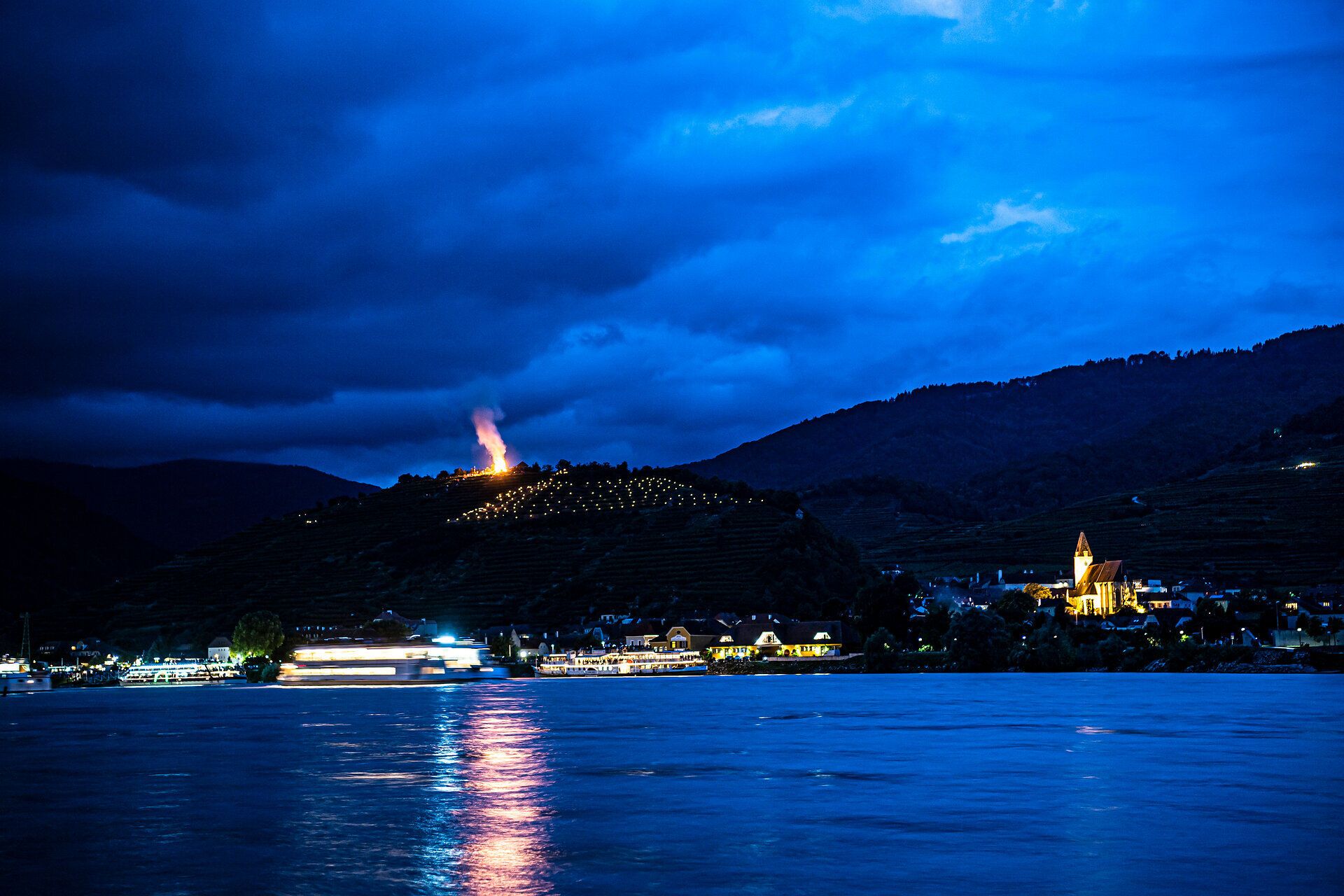 Schiffe liegen in der Dunkelheit auf dem Wasser vor Spitz in der Wachau