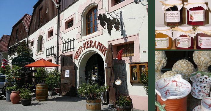 Außenansicht eines Keramikladens mit Pflanzen und Schildern. Rechts oben Marmeladengläser, unten Keramikfiguren.