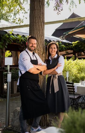 Inmitten eines einladenden Gastgartens strahlen die Gastgeber Philipp und Marie-Theres Essl eine herzliche Gastfreundschaft aus. Umgeben von üppigem Grün und der malerischen Kulisse der Wachau, lädt dieser Ort dazu ein, die köstlichen regionalen Spezialitäten zu genießen und die Seele baumeln zu lassen.