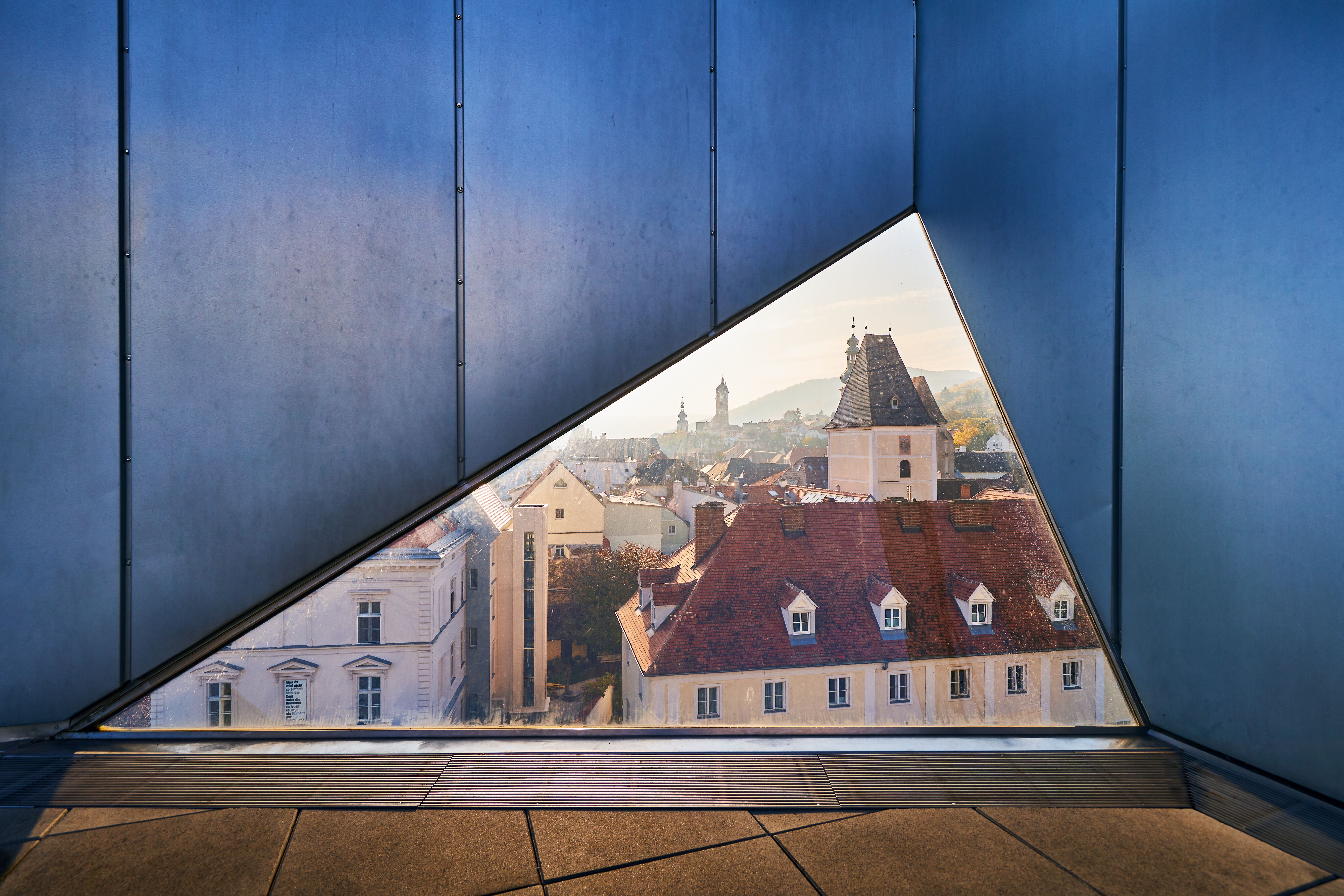 Durch die moderne Architektur der Landesgalerie eröffnet sich ein faszinierender Blick auf die malerische Altstadt. Die harmonische Verbindung von Kunst und Natur lädt dazu ein, die Schönheit der Umgebung zu genießen und die kreative Atmosphäre auf sich wirken zu lassen.