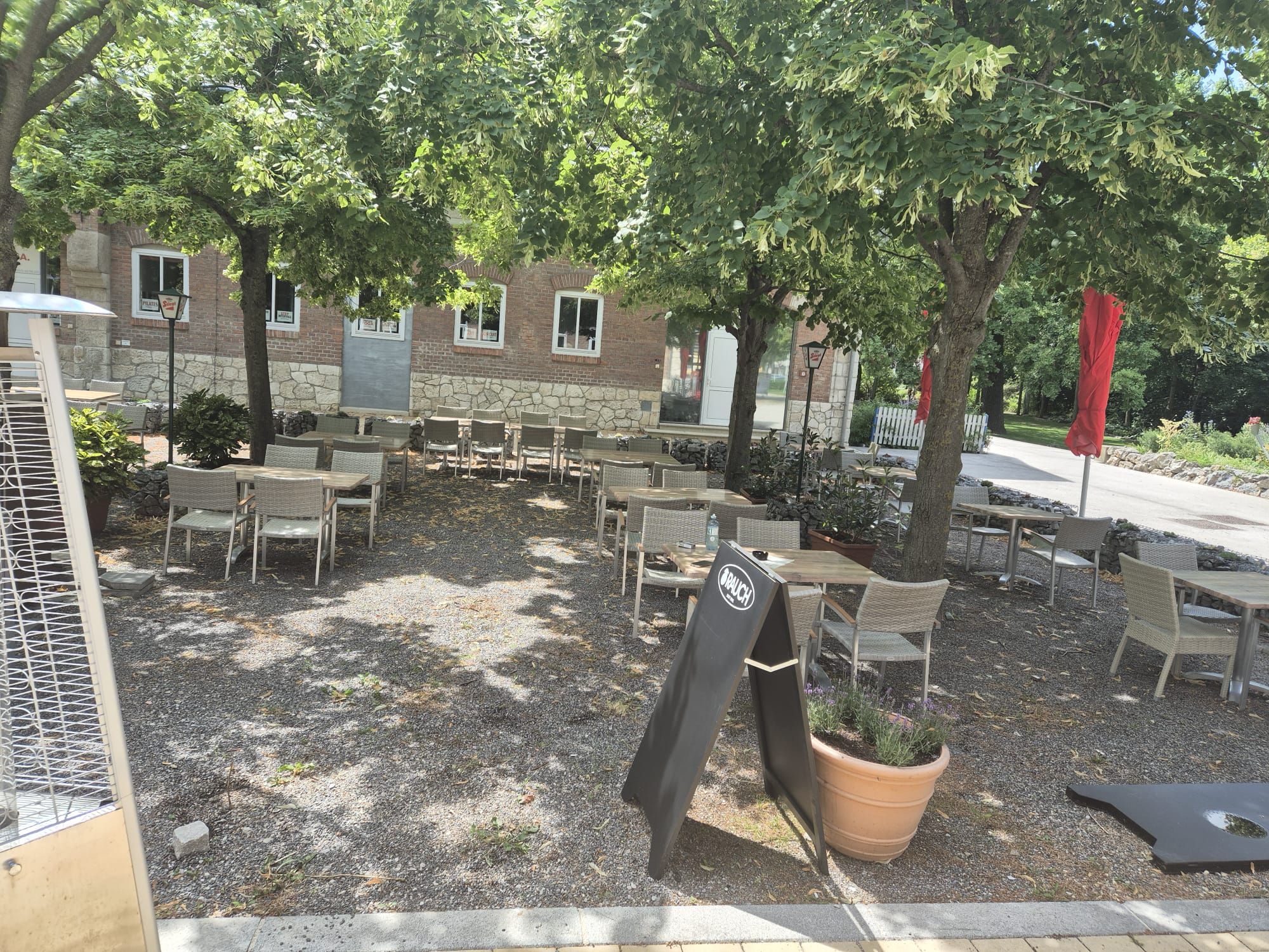 Felmayers Gastwirtschaft Schwechat, Gastgarten mit Tischen