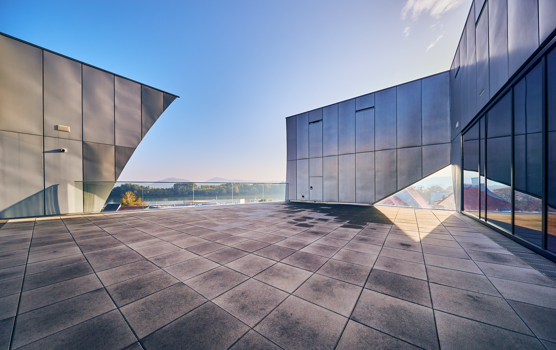 Die moderne Architektur der Kunstmeile Krems strahlt eine harmonische Verbindung von Kunst und Natur aus. Der großzügige Platz lädt dazu ein, die atemberaubende Aussicht auf die Donau und die umliegenden Hügel zu genießen. Hier wird jeder Moment zu einem unvergesslichen Erlebnis.