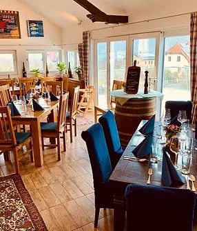 Speisesaal mit Holztischen und Holzsesseln