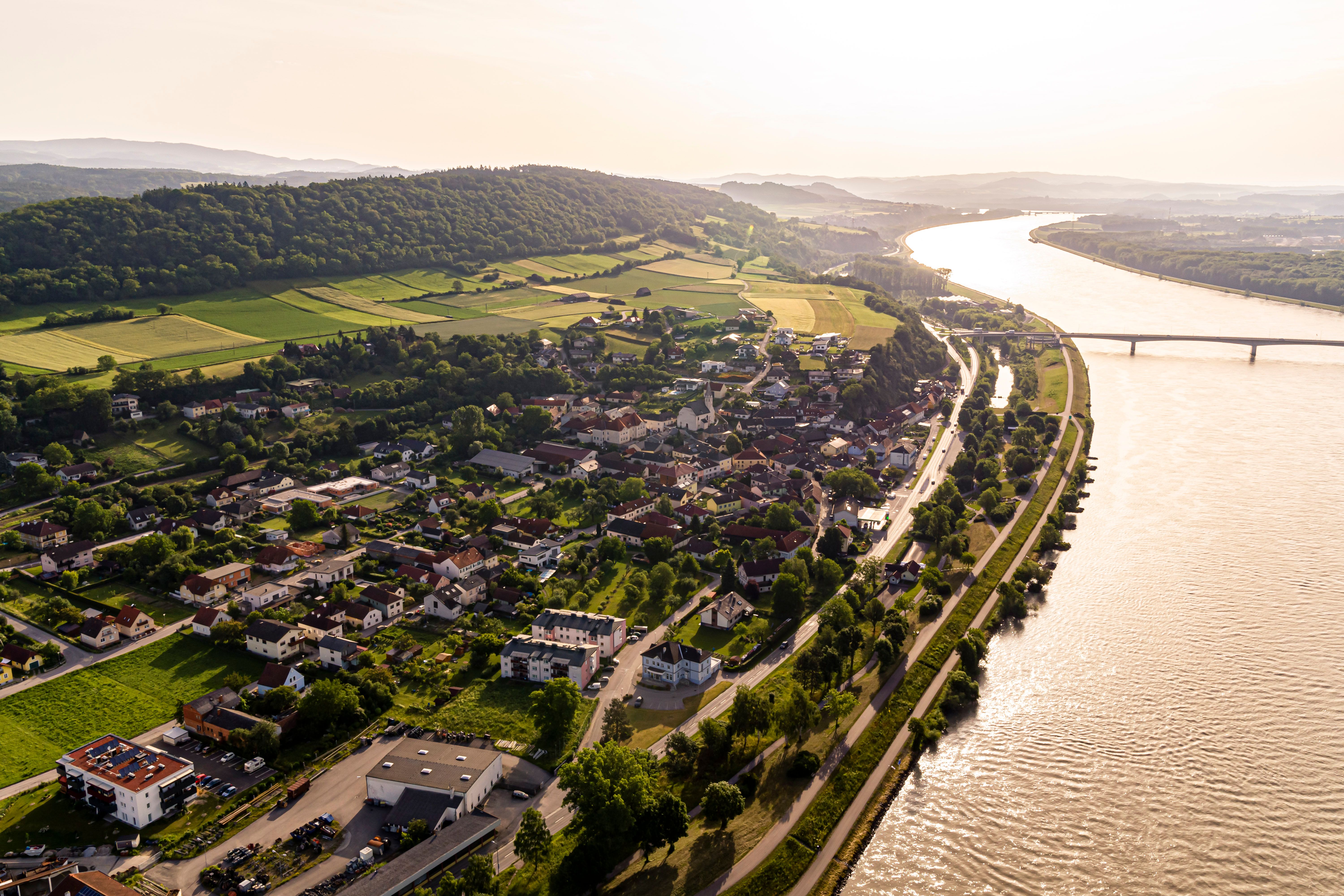 Donaulände Tulln mit Blick auf die Donau, Liegestühle und Radfahrer