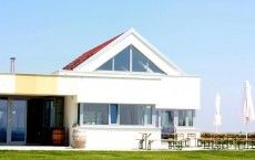 Für warme Abende: die Terrasse mit wunderschönem Ausblick
