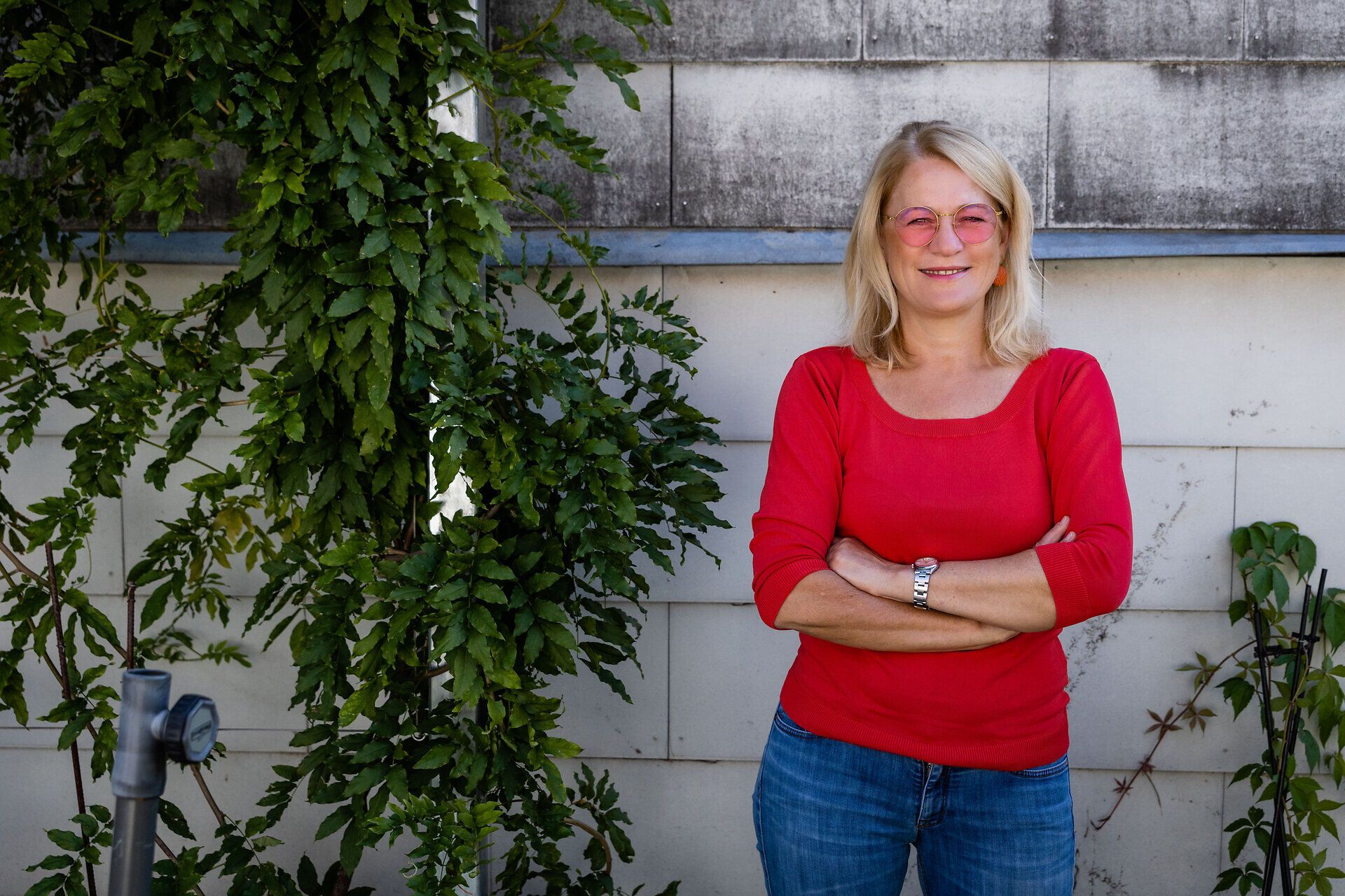 Die Winzerin Dorli Muhr steht vor einer Wand.