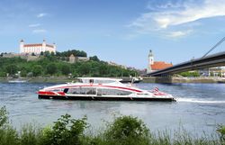 TwinSchiff auf dem Wasser und im Hintergrund die Burg Bratislava und eine Brücke