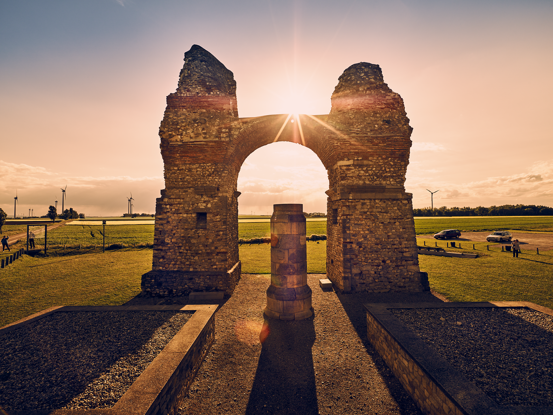 Das Heidentor erhebt sich majestätisch gegen den strahlenden Himmel, während die Sonne durch die zerklüfteten Steine scheint. Umgeben von sanften Wiesen und dem sanften Rauschen des Windes, lädt dieser historische Ort dazu ein, die Geschichten vergangener Zeiten zu erkunden. Ein perfekter Platz für Fotografien und unvergessliche Erinnerungen.