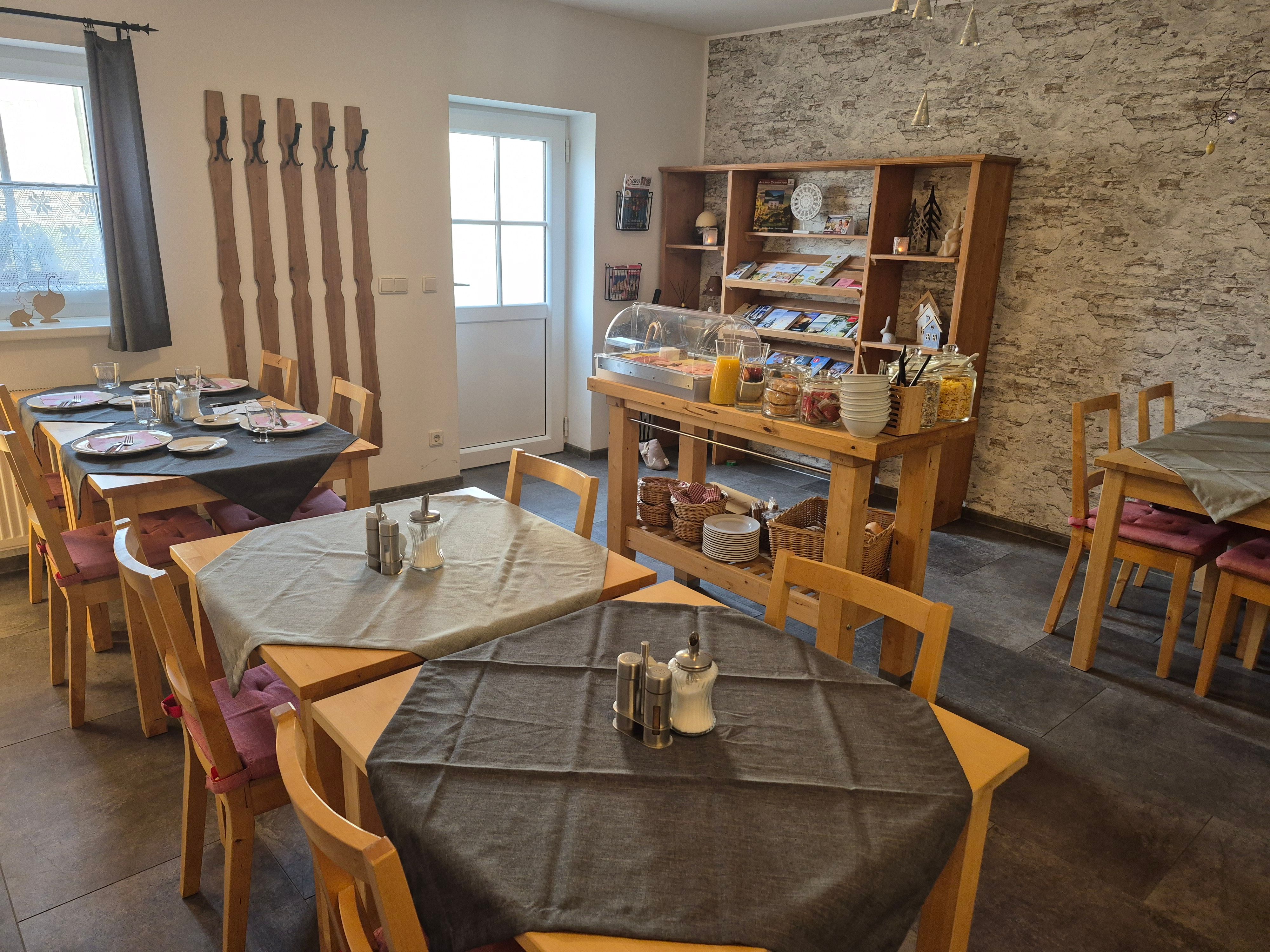 Tische im Frühstücksraum Gästezimmer Messermayer