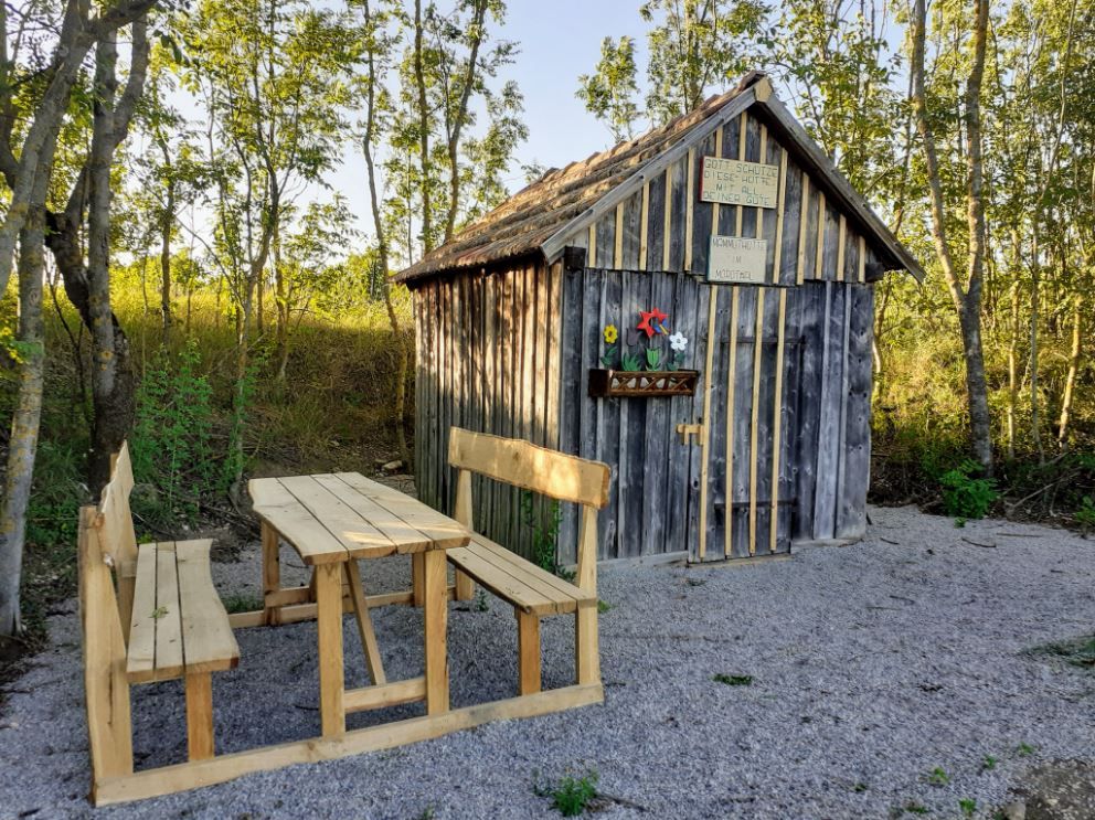 Holz Sitzgarnitur im Hintergrund die Mammuthütte