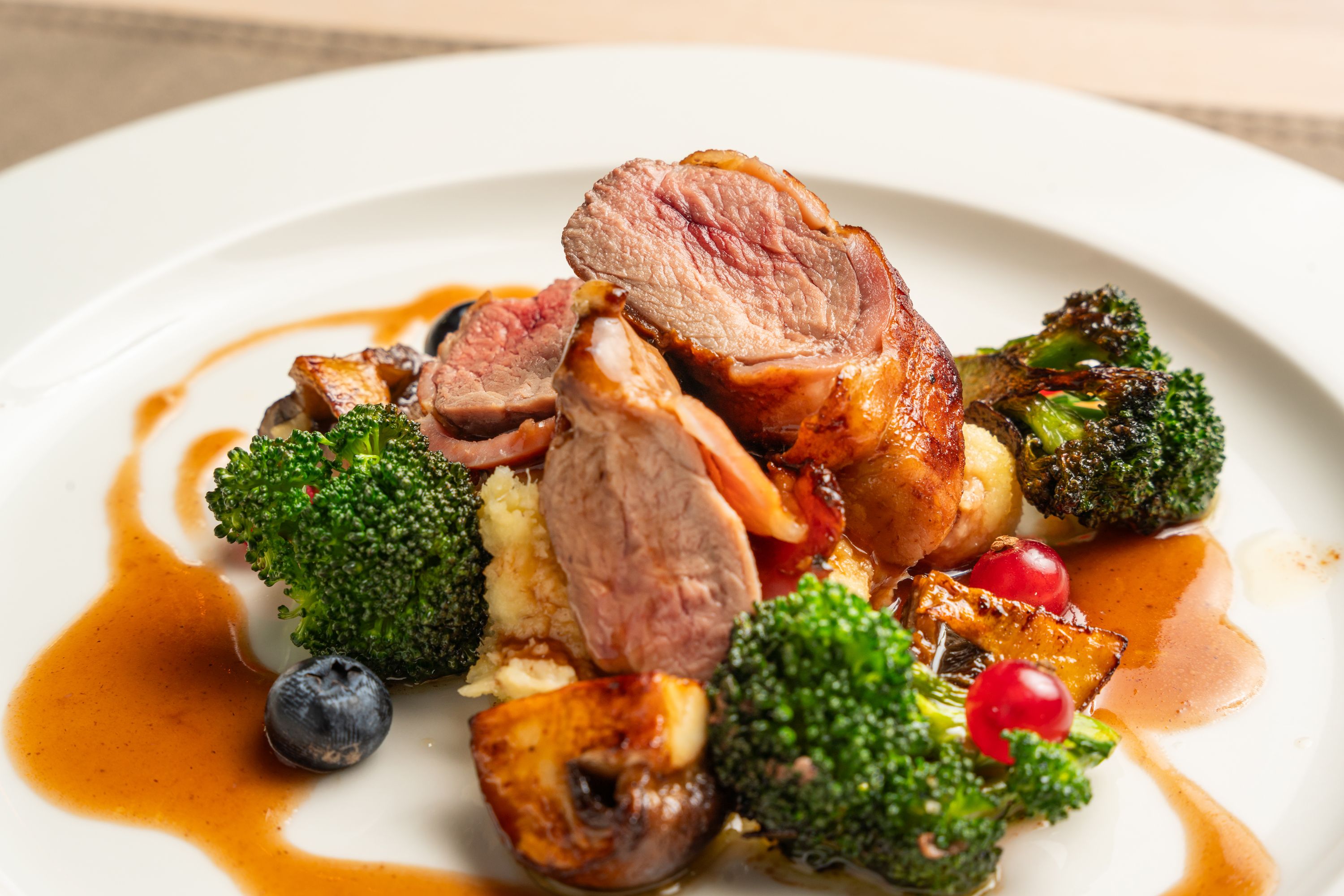 Fleisch mit Gemüse auf einem weißen Teller