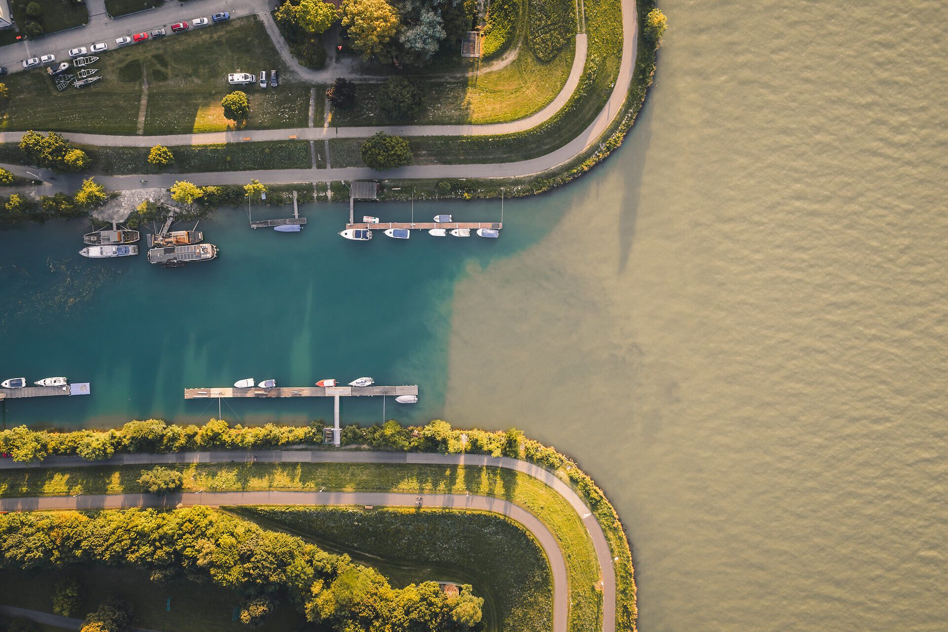 Letecký pohľad na miesto, kde sa Erlauf vlieva do Dunaja, vedľa Cyklotrasy Erlauftal obklopenej zelenými plochami