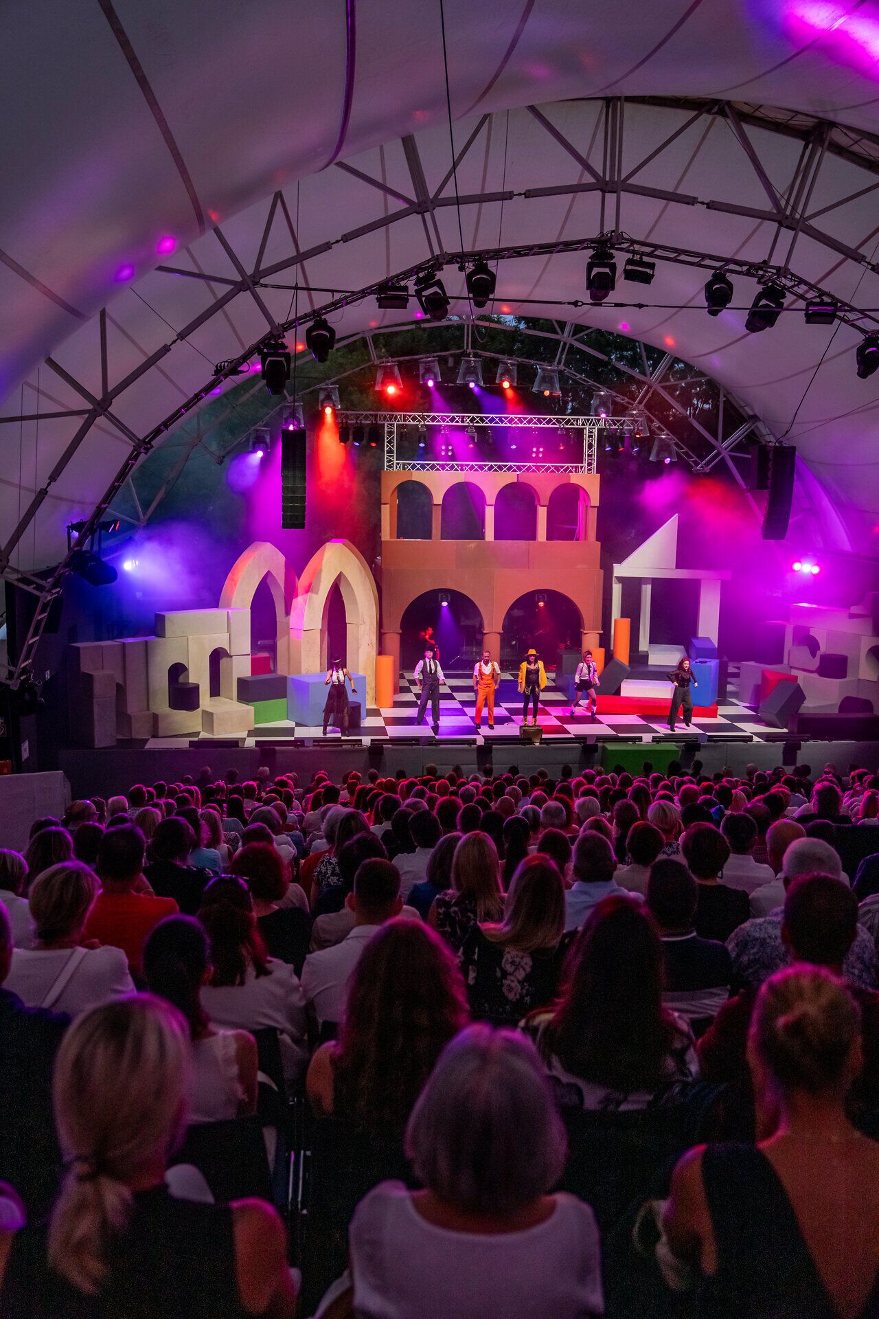 Die Bühne erstrahlt in bunten Lichtern, während talentierte Darsteller das Publikum mit ihrer Energie fesseln. Die Atmosphäre ist lebhaft und voller Vorfreude, während die Zuschauer in die magische Welt des Theaters eintauchen. Ein unvergessliches Erlebnis, das die Schönheit des Sommers in den Bergen perfekt einfängt.