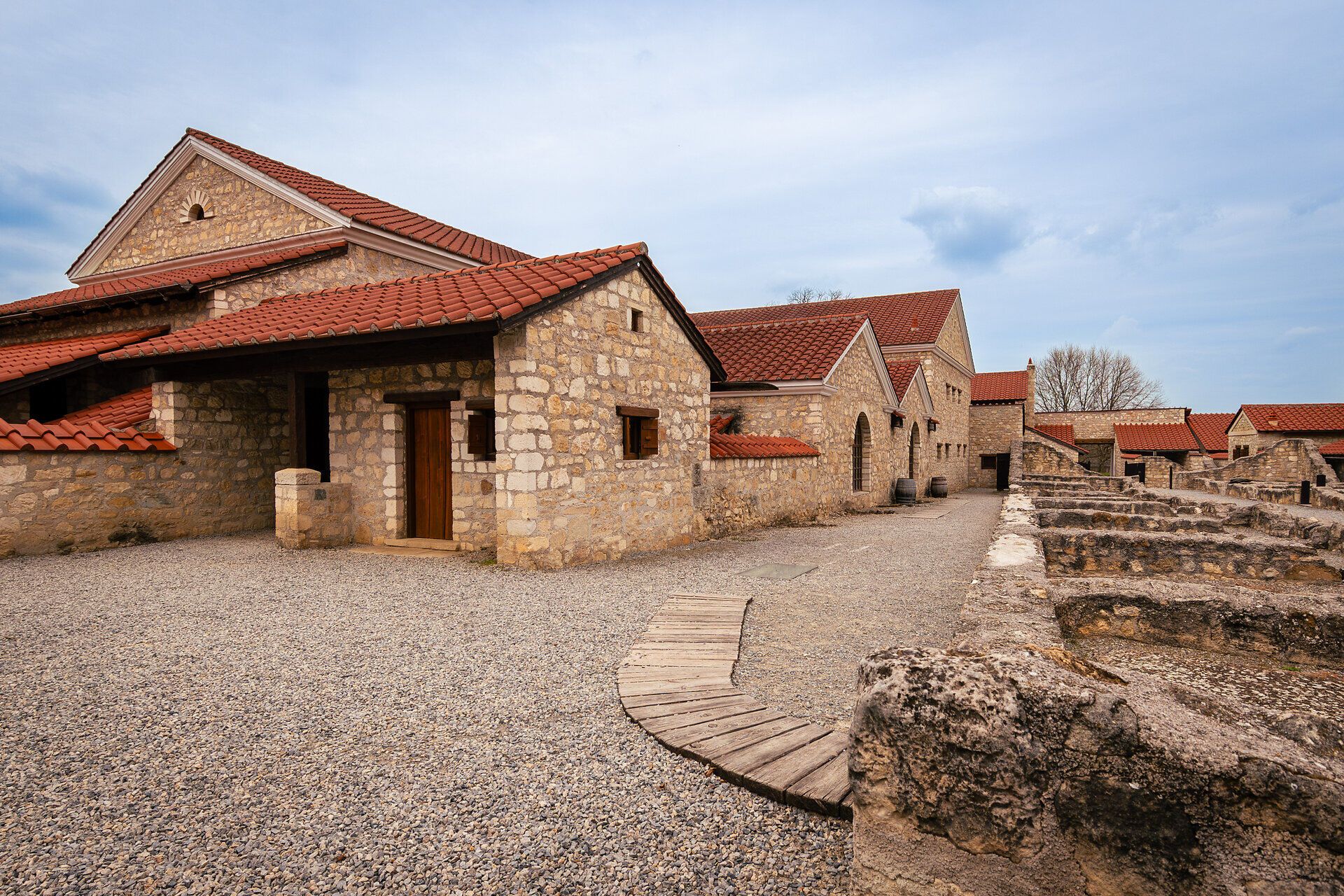 Außenaufnahme von römischen Häusern aus Stein.