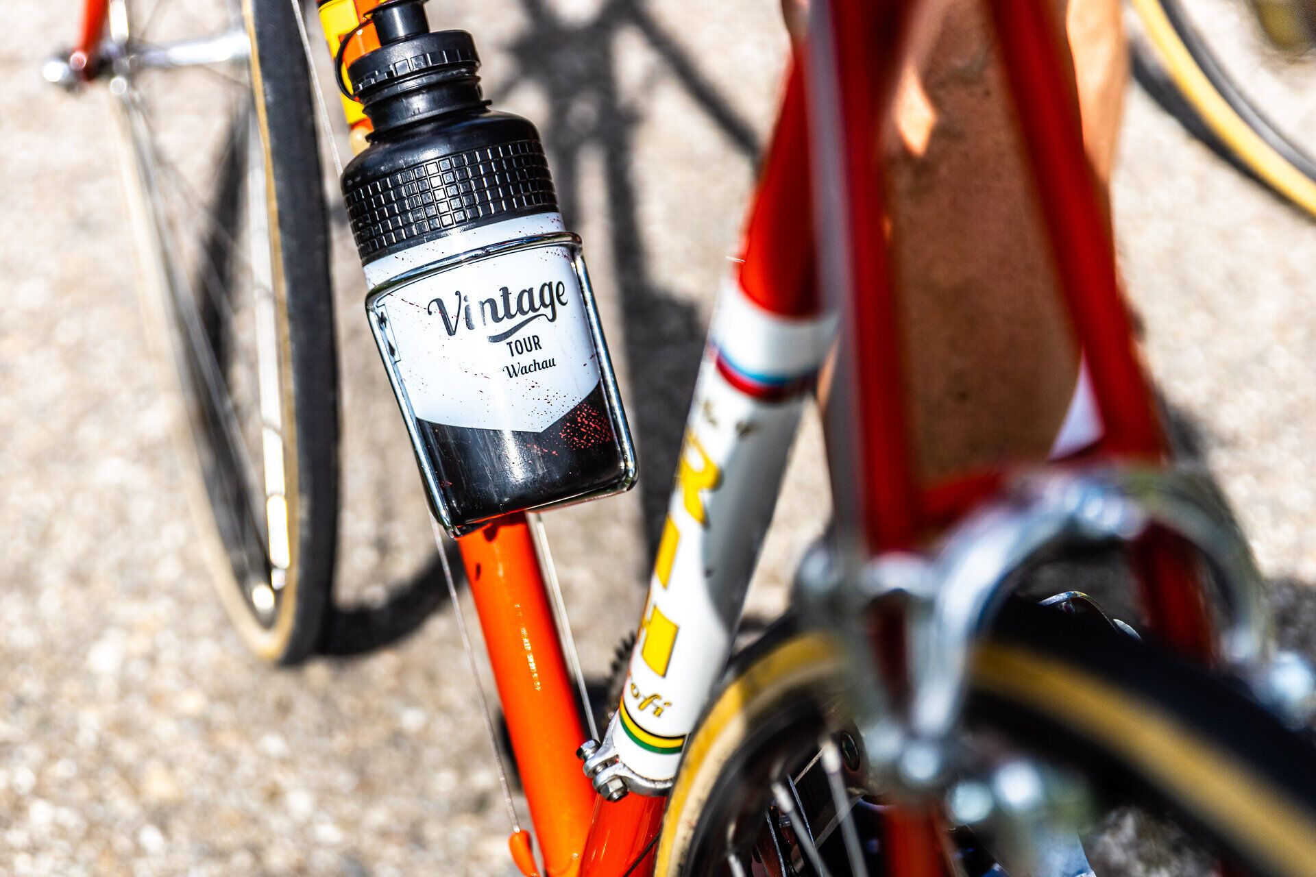 Eine Trinkflasche mit der Aufschrift "Vintage Tour Wachau" auf einem Rad.