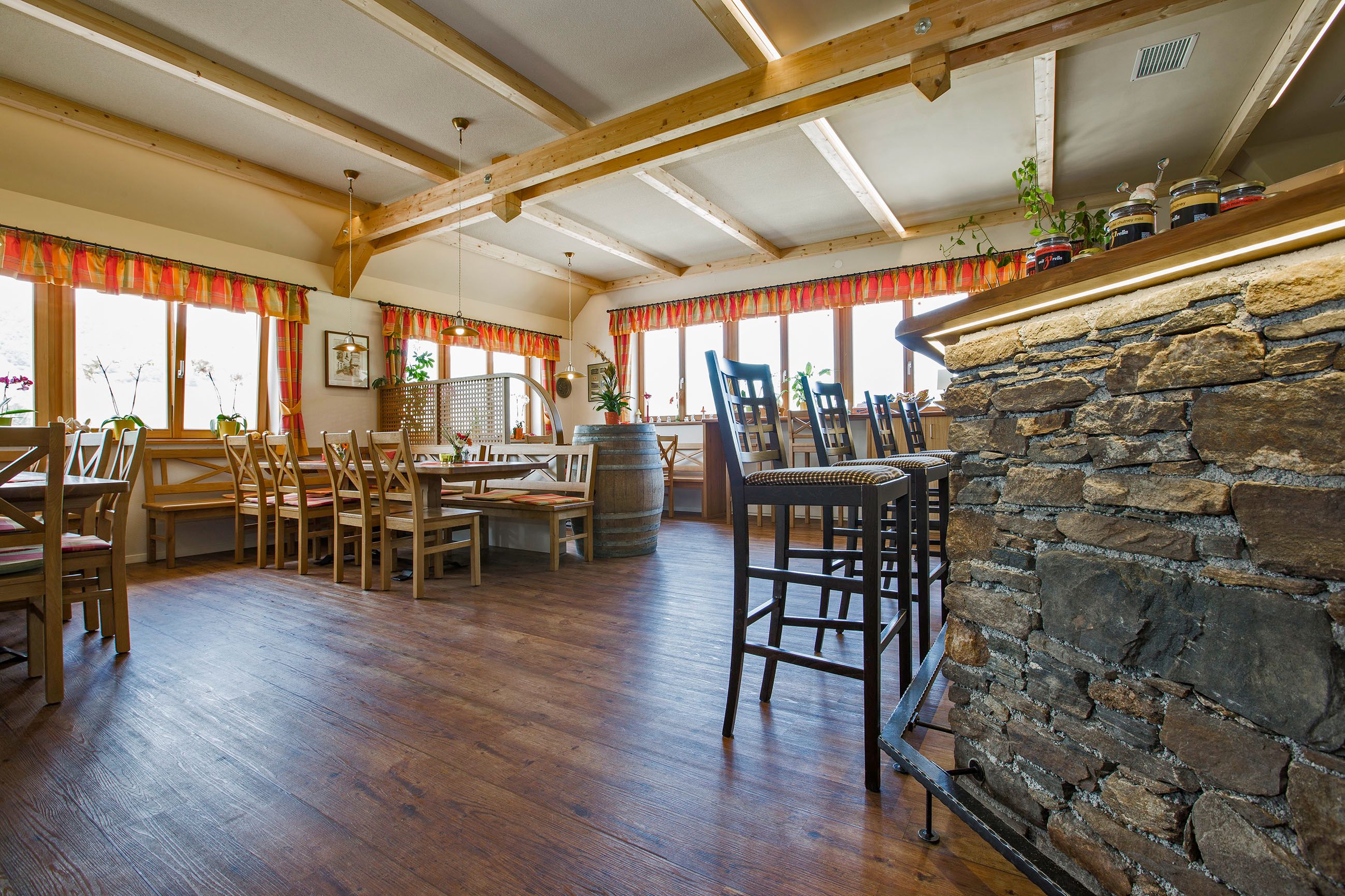 Heurigenlokal von innen mit Bänken und Stühlen