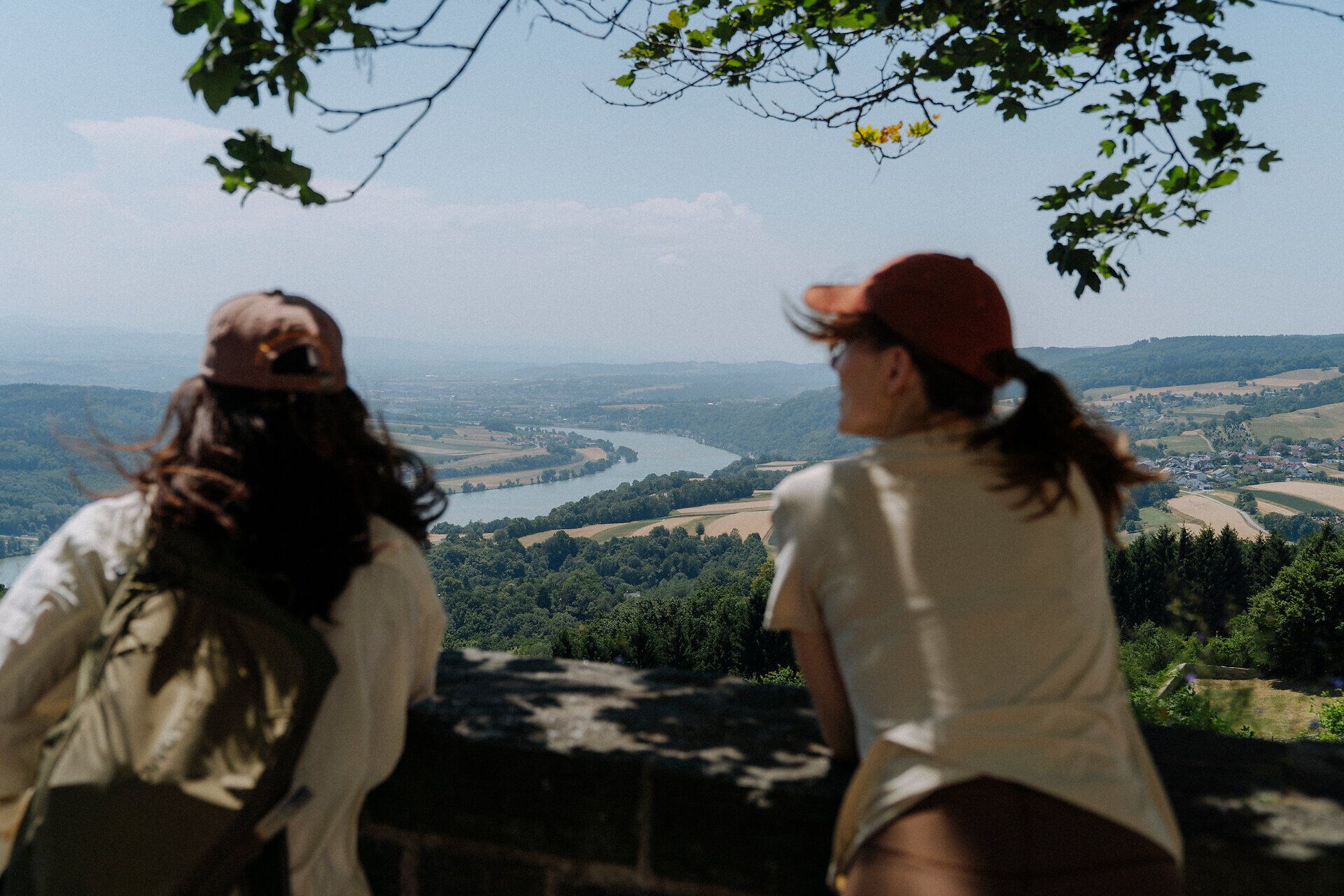 2 Wanderinnen blicken auf die Donau und die Region Nibelungengau 