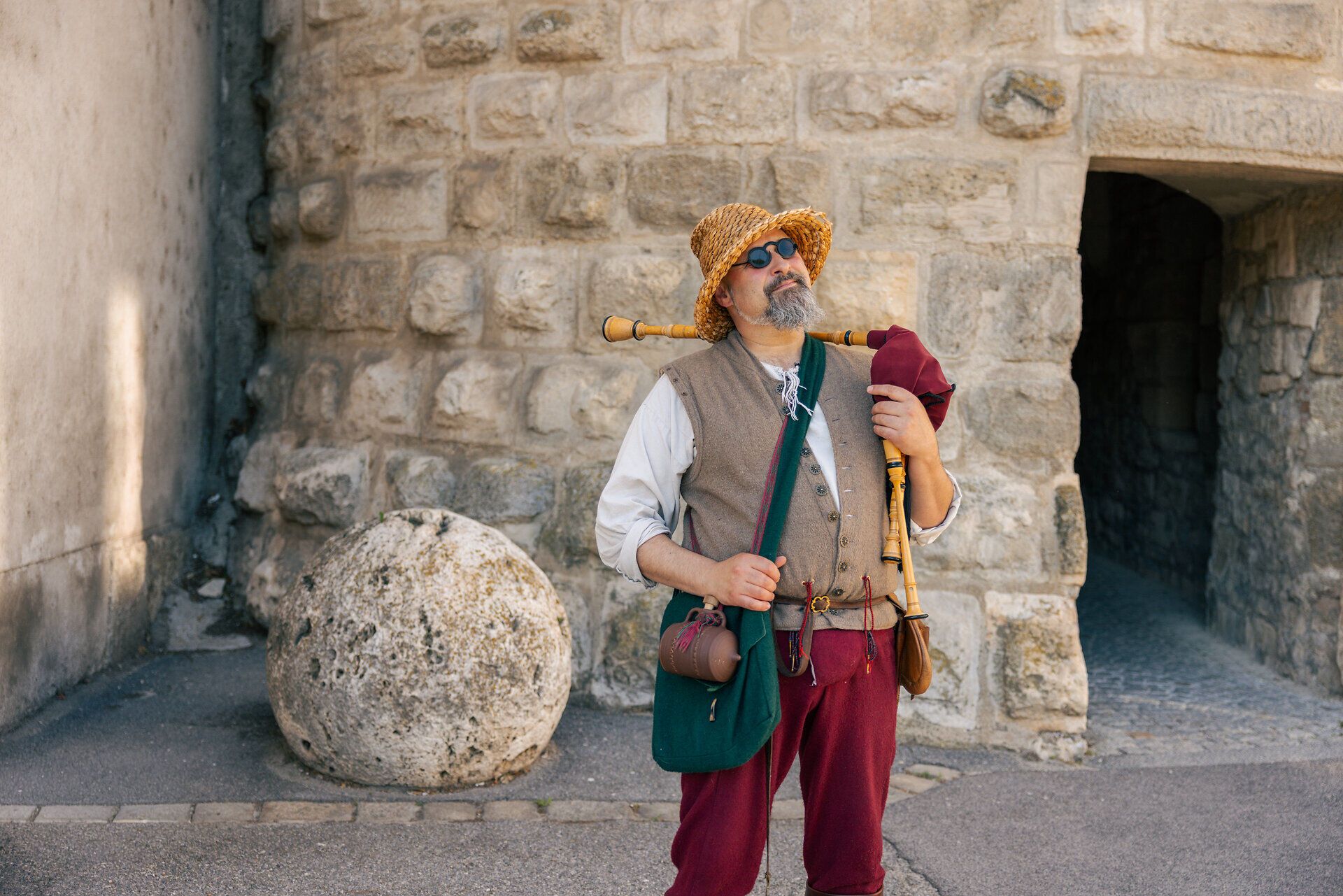 Stadtführer in mittelalterlicher Kleidung bei einer Führung durch Hainburg.