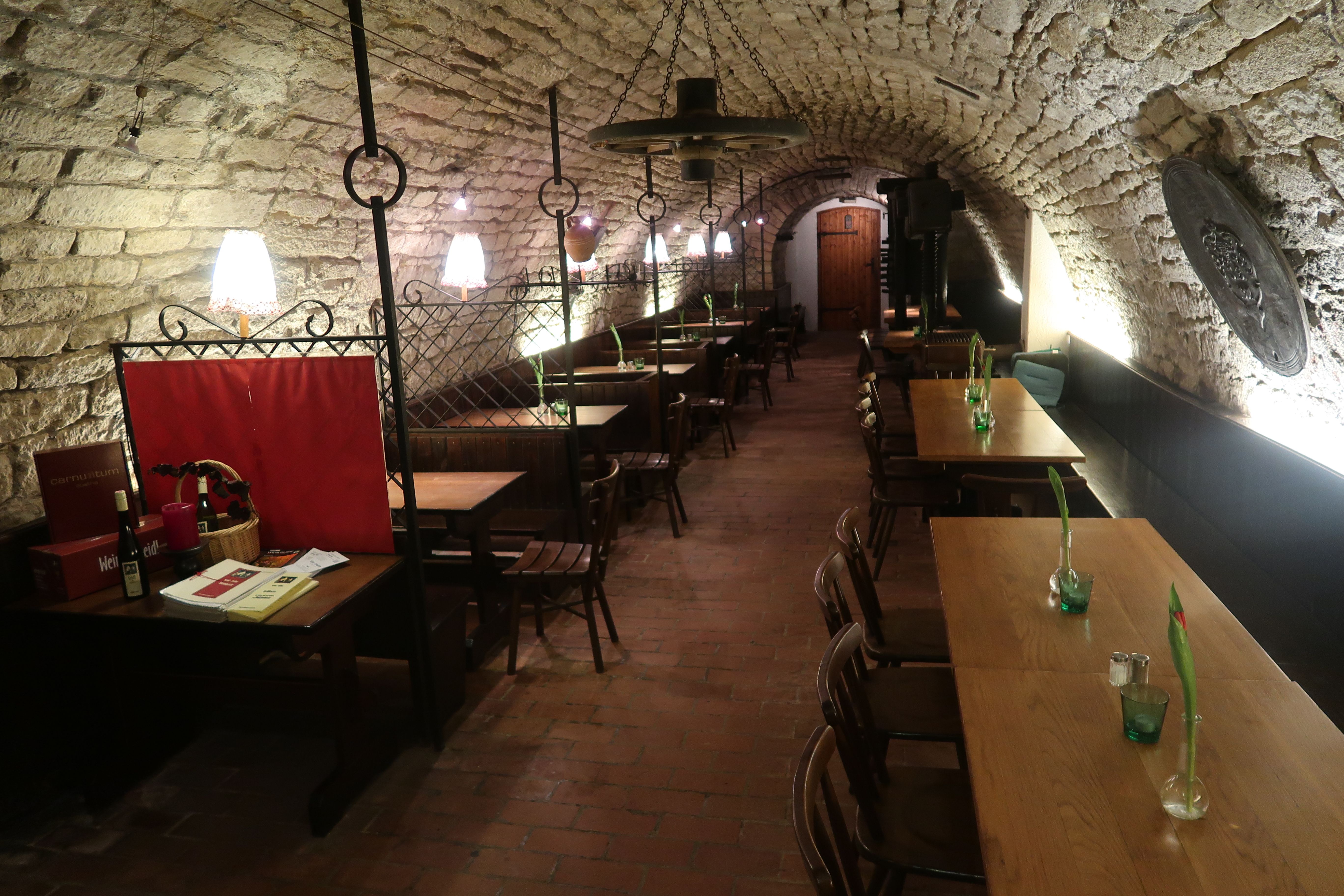 Steingewölbekeller mit Tischen und Sesseln 
