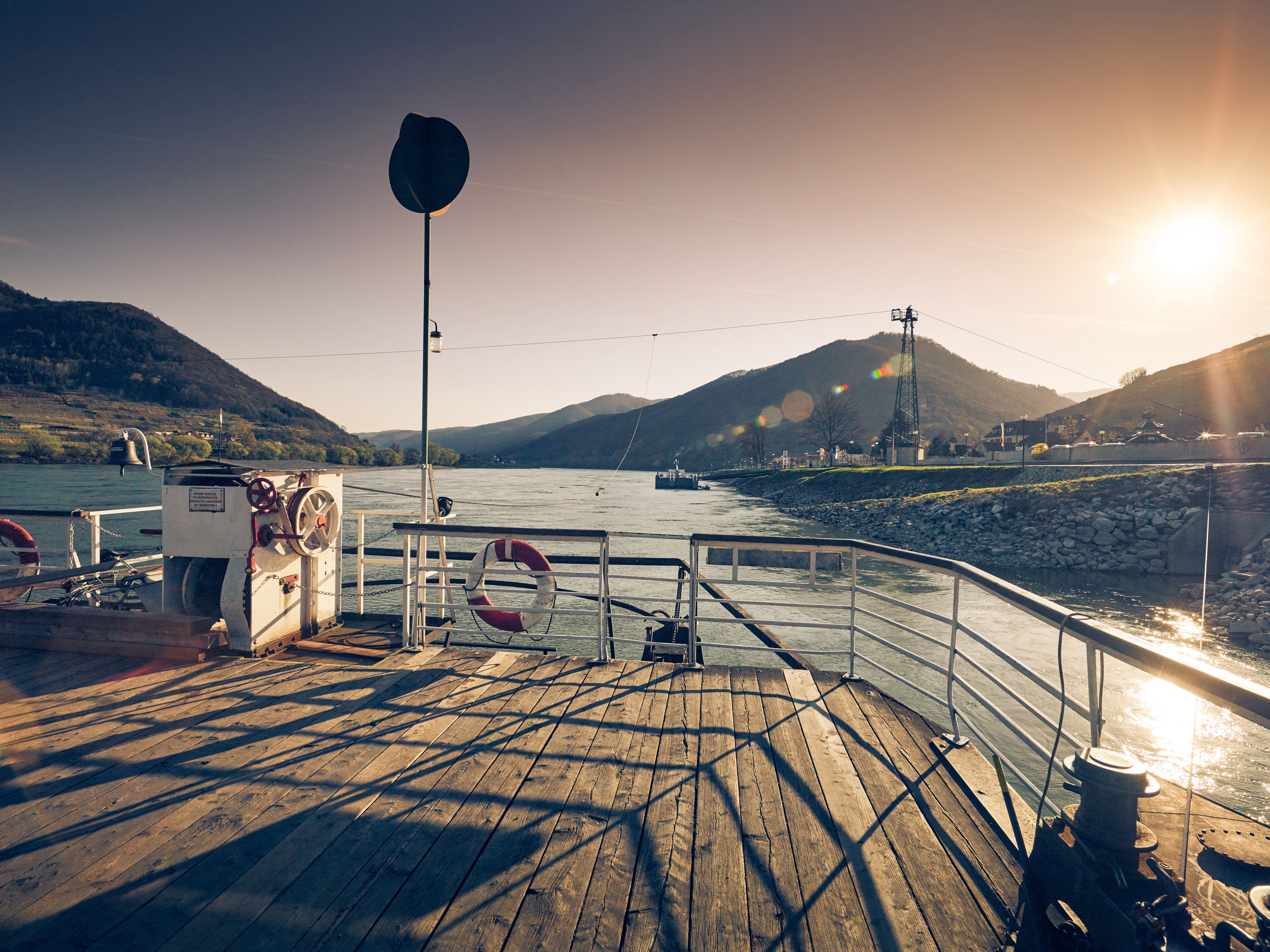 Fähre in Spitz legt an