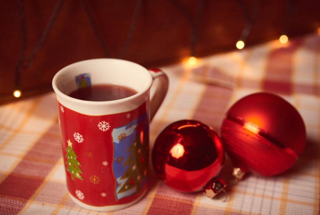 Glühwein beim Adventmarkt genießen