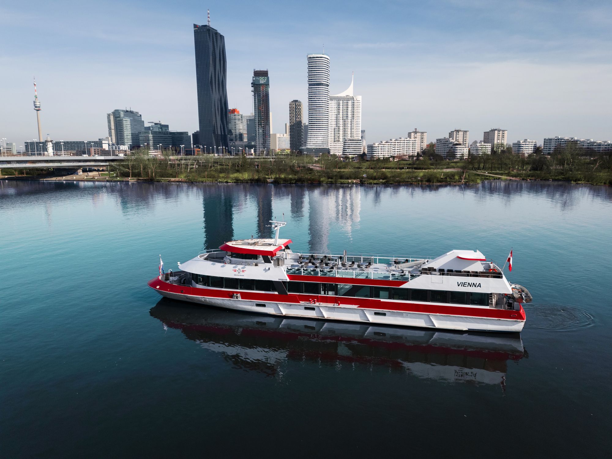 Schiff MS Vienna der DDSG Flotte auf der Donau in Wien. Im Hintergrund Gebäude