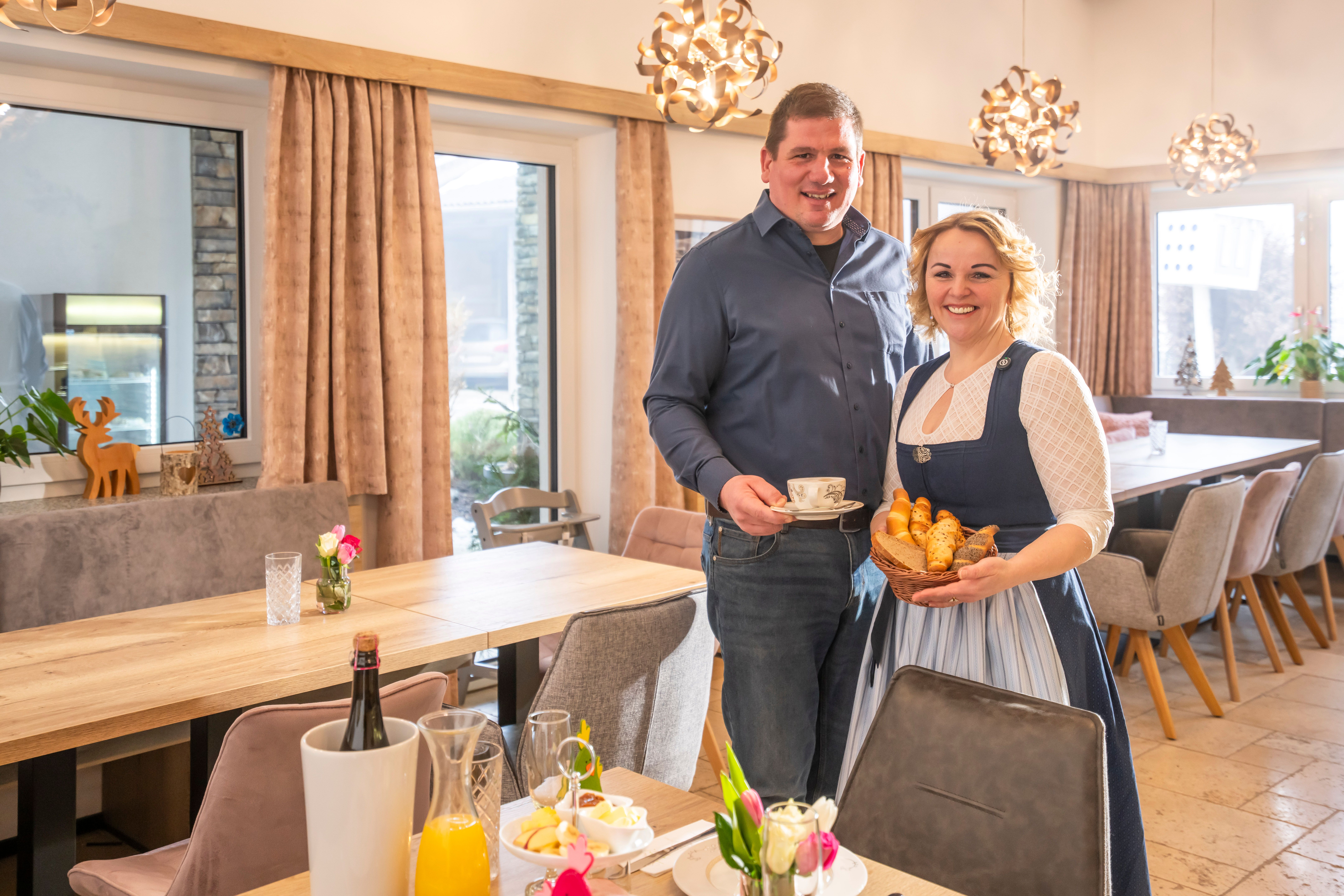 Rene und Maria Harrauer servieren Kaffee und Gebäck zum Frühstück am Landhof Harrauer