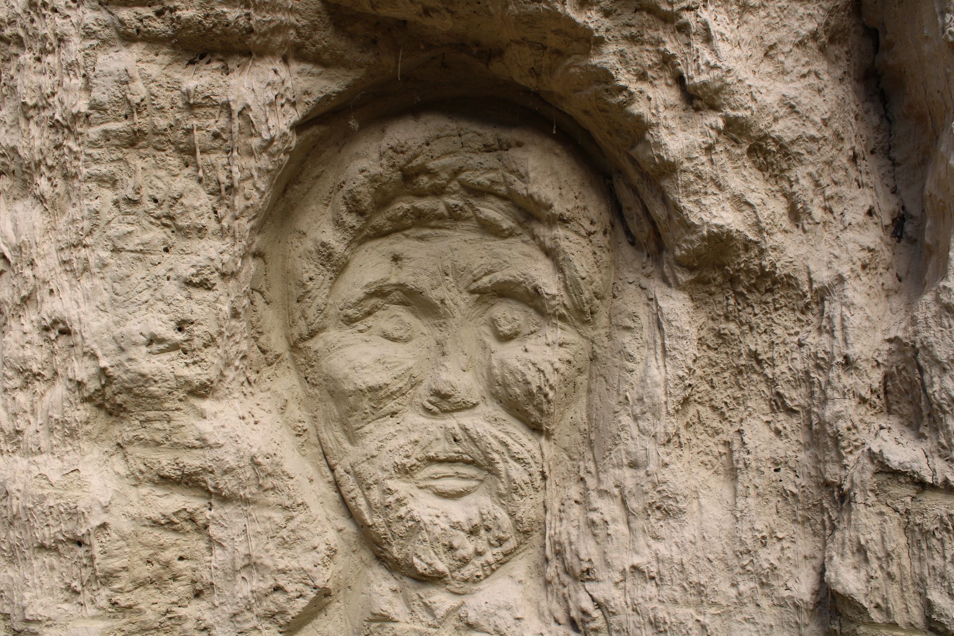 Gesicht in Lösswand eingraviert.