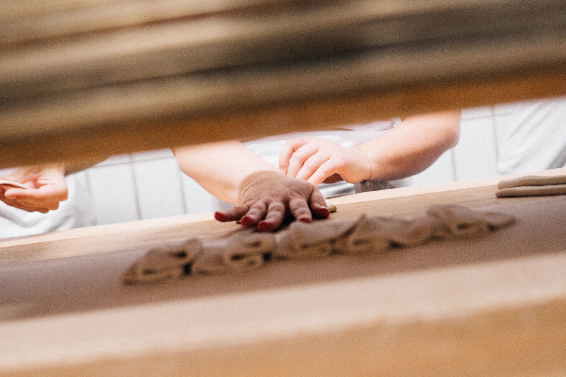 In der Bäckerei Schmidl wird mit viel Liebe und handwerklichem Geschick frisches Gebäck zubereitet. Der Duft von frisch gebackenem Brot und die herzliche Atmosphäre laden dazu ein, die köstlichen Wachauer Laberl zu probieren und sich eine kleine Auszeit zu gönnen.
