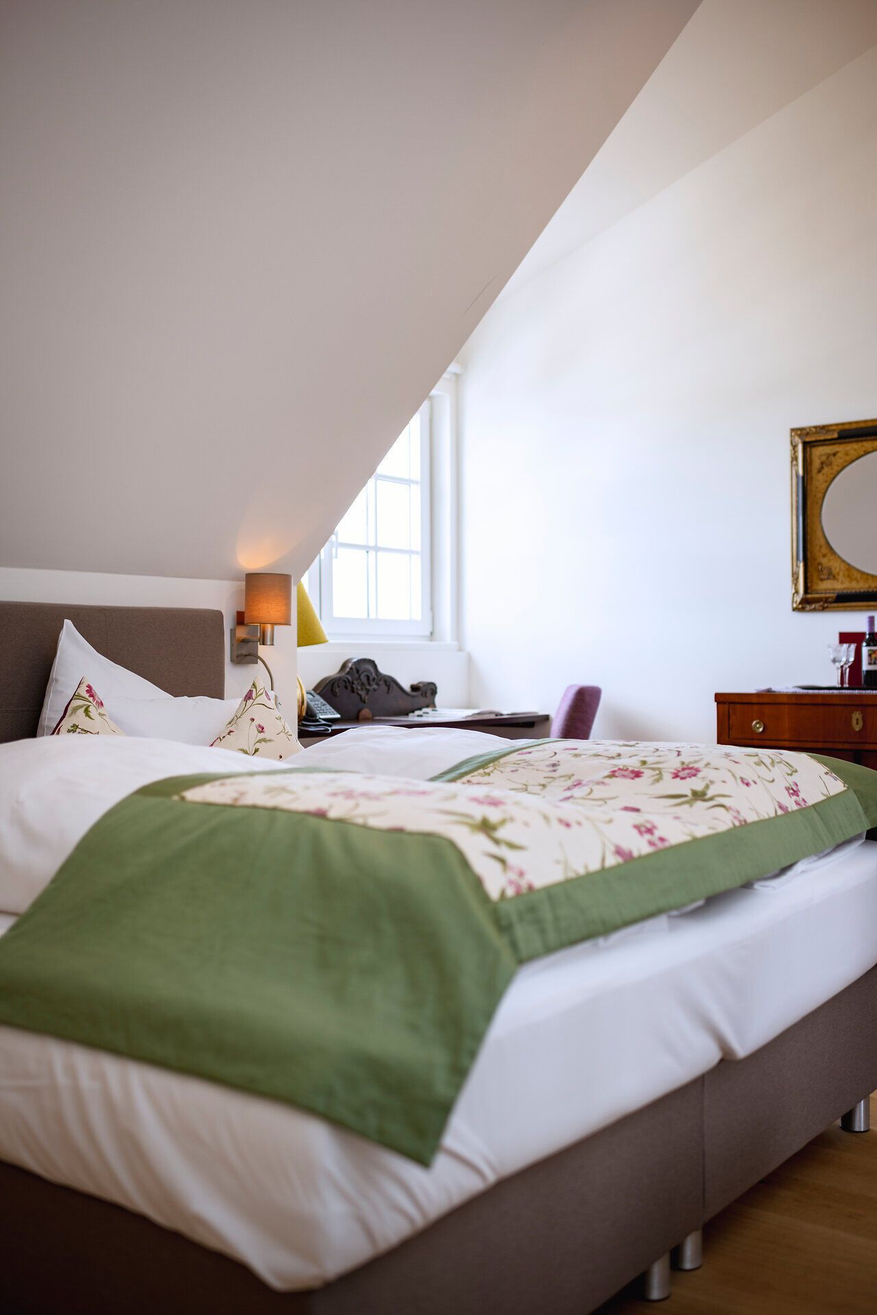 Doppelbett im Gasthof "Zum Goldenen Anker".