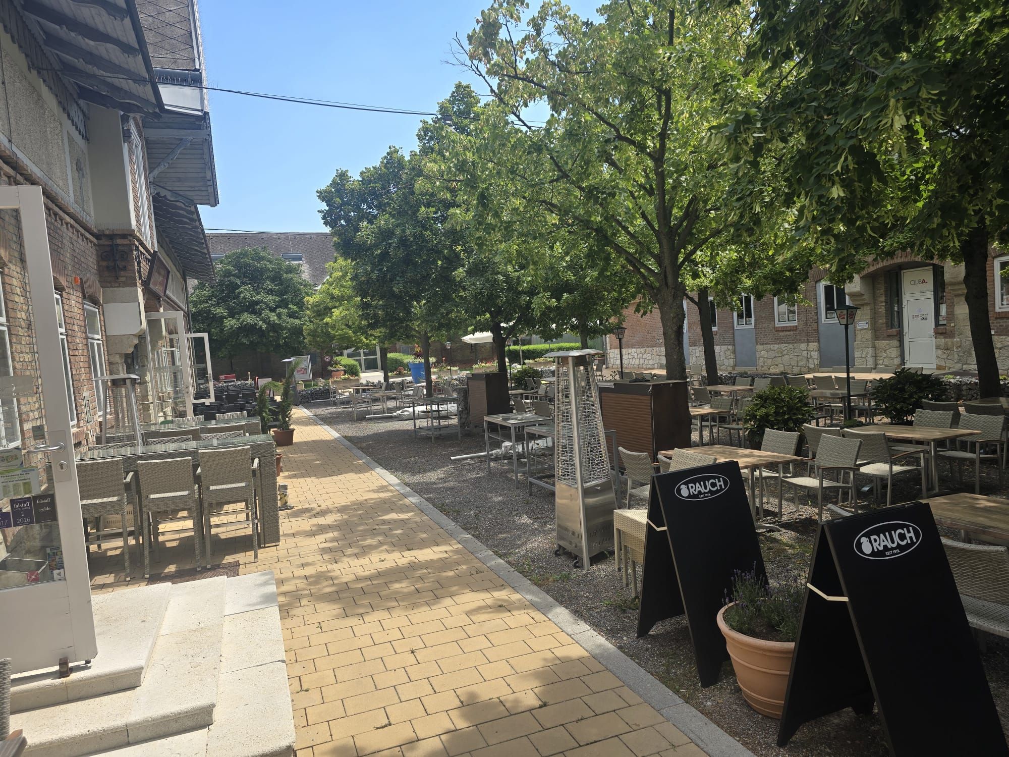 Felmayers Gastwirtschaft Schwechat, Gastgarten mit Tischen