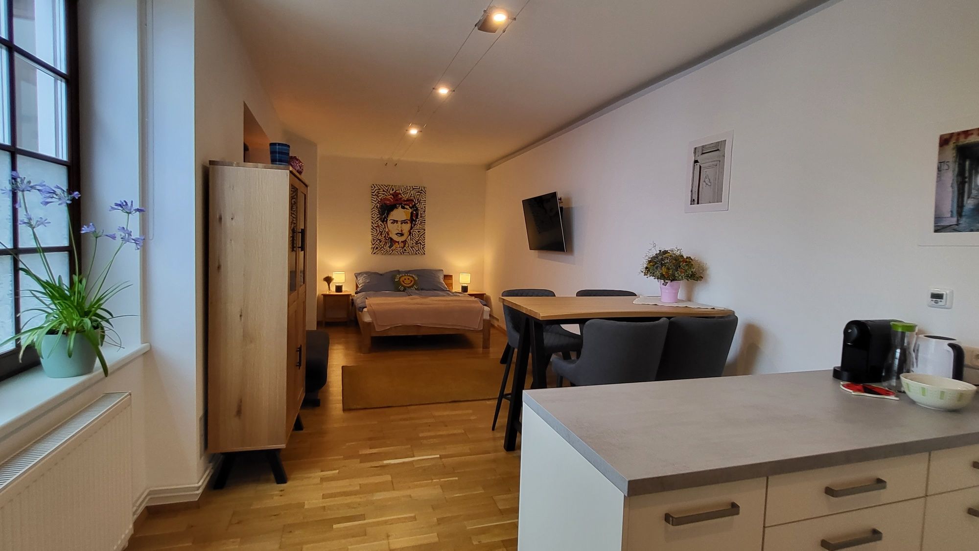 Bett im Hintergrund, vorne Essplatz