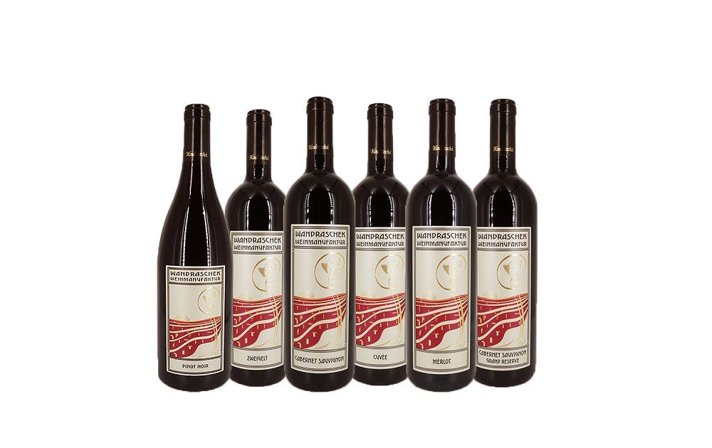Sechs Flaschen Rotwein der Marke Wandraschek in einer Reihe.