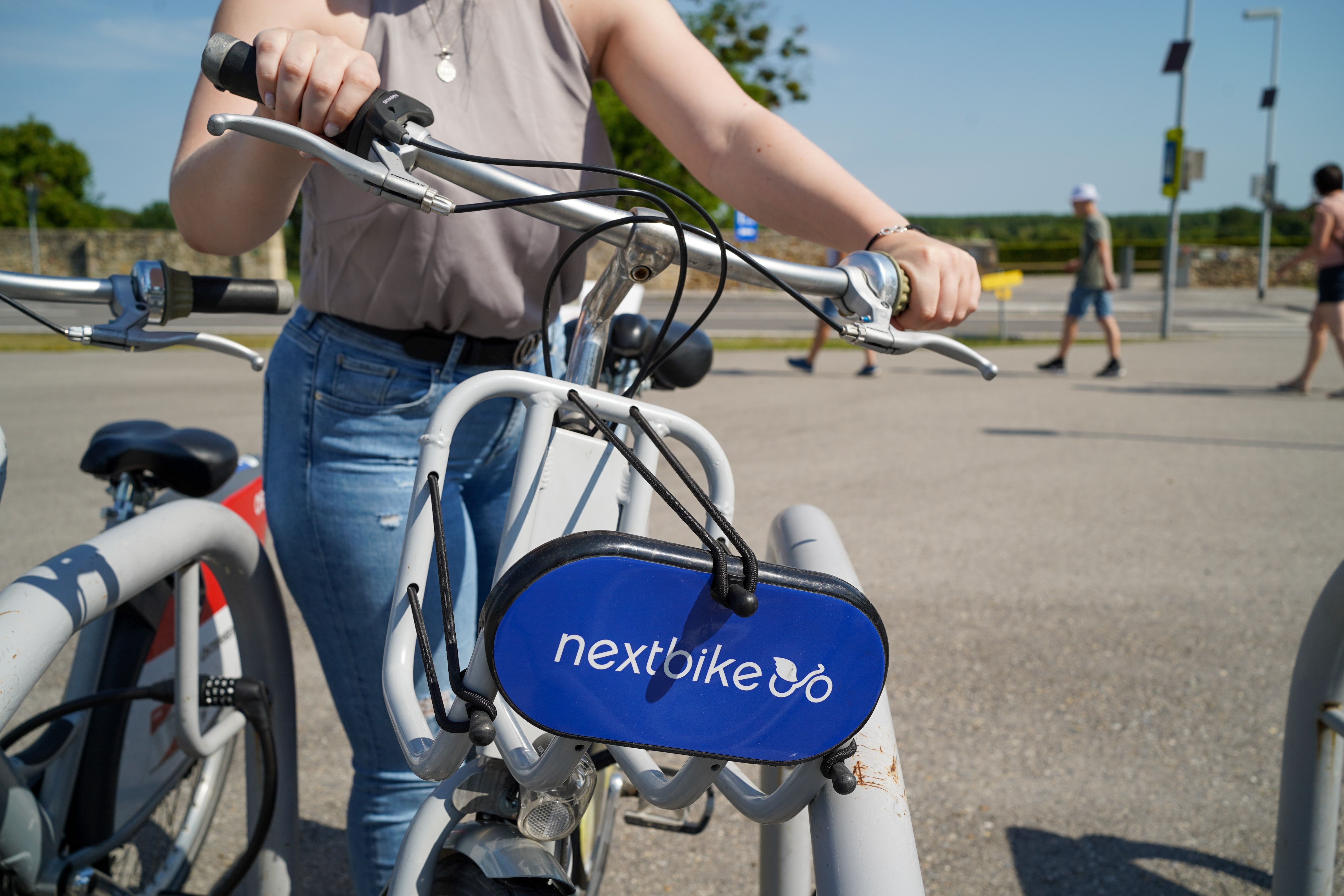 Dame mit einem Next-Bike 