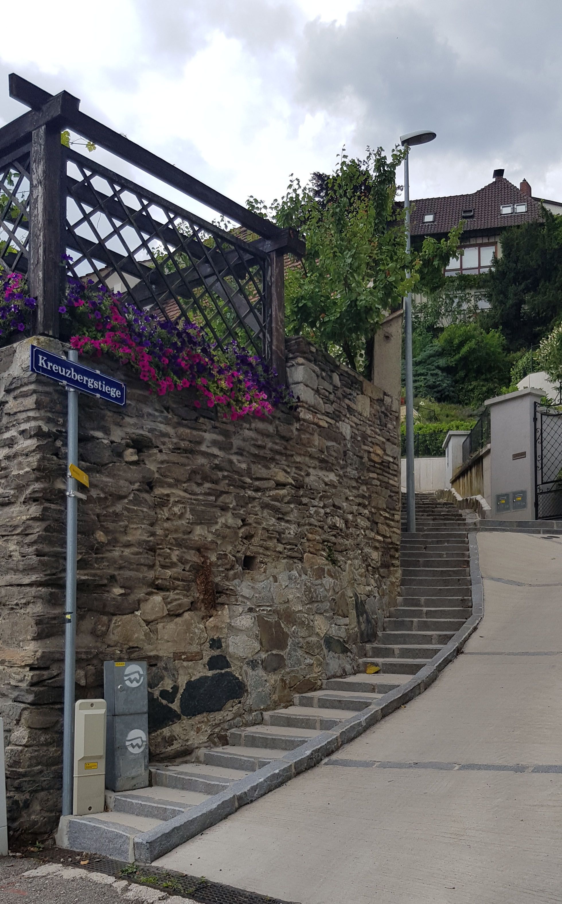 Steintreppe mit Blumen und Straßenschild 'Kreuzbergstiege' in Krems.