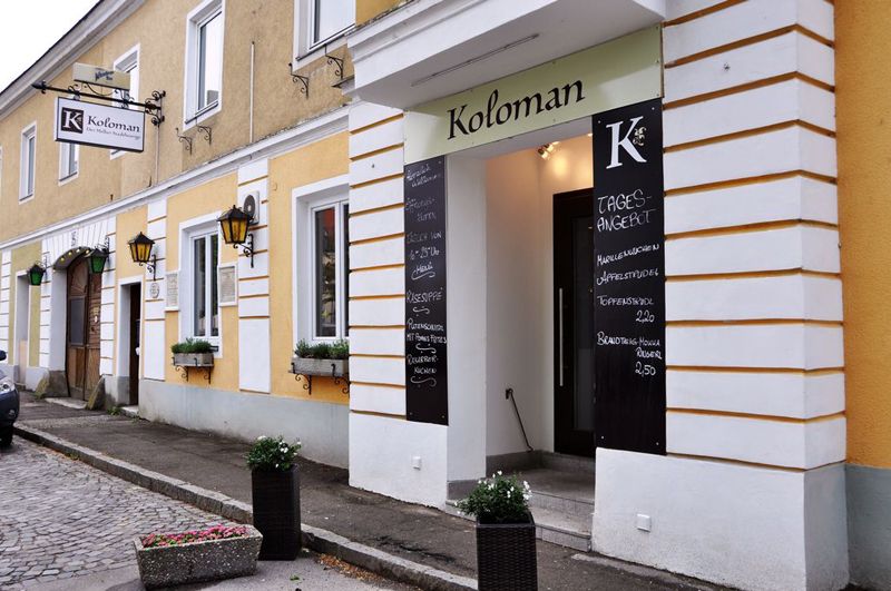 Eingang zum Restaurant Koloman in Melk mit Tagesangebot auf Tafeln.