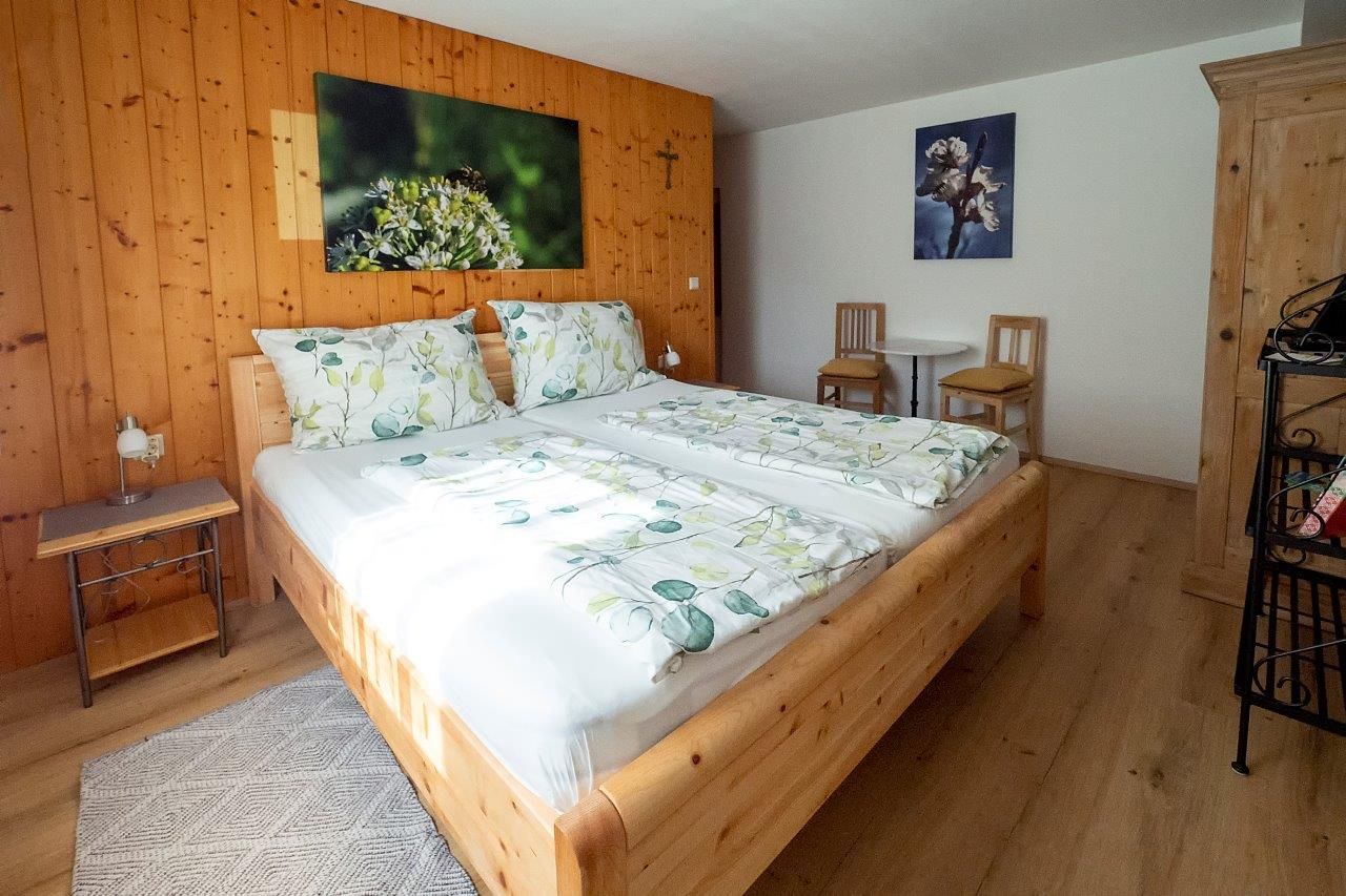 Gemütliches Schlafzimmer mit Holzmöbeln und Doppelbett.