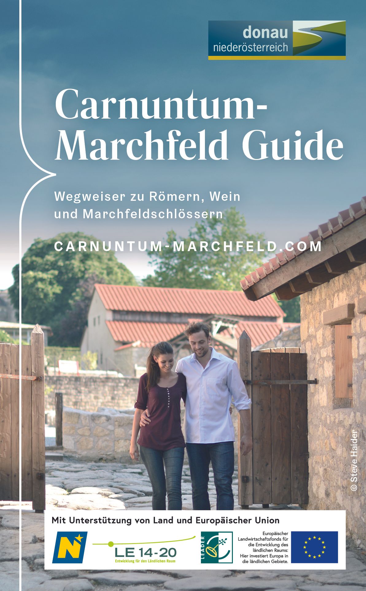 Ein Pärchen spaziert Arm in Arm durch die Römerstadt Carnuntum.