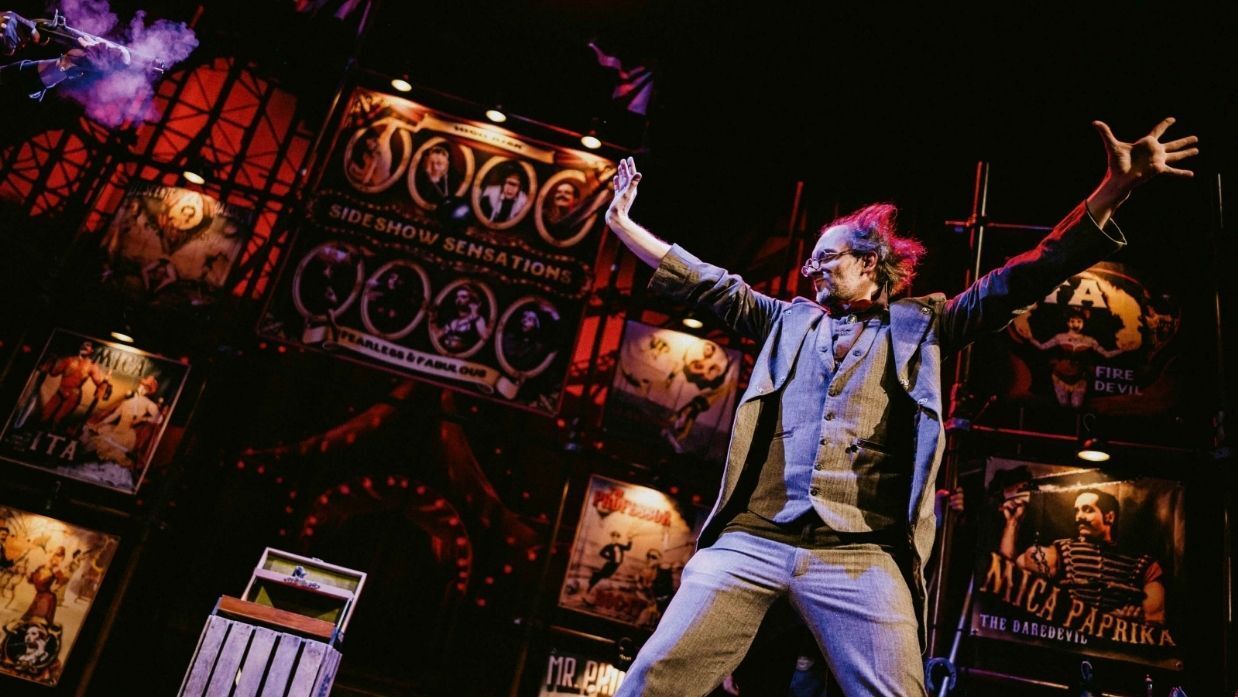Miles Pitwell "Professor of Magic" im Papierfabrik Varieté