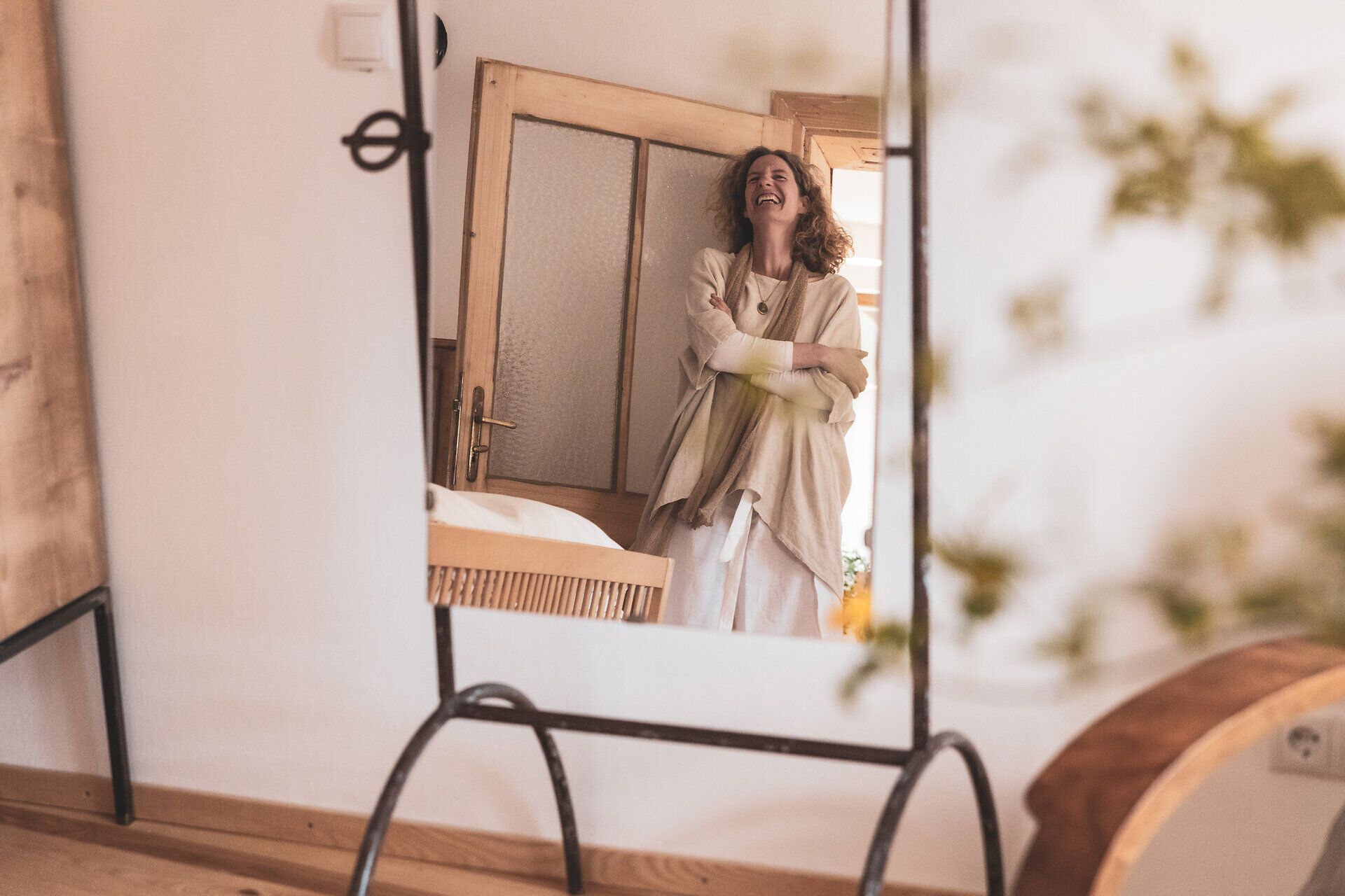 Lachende Frau im Spiegelbild