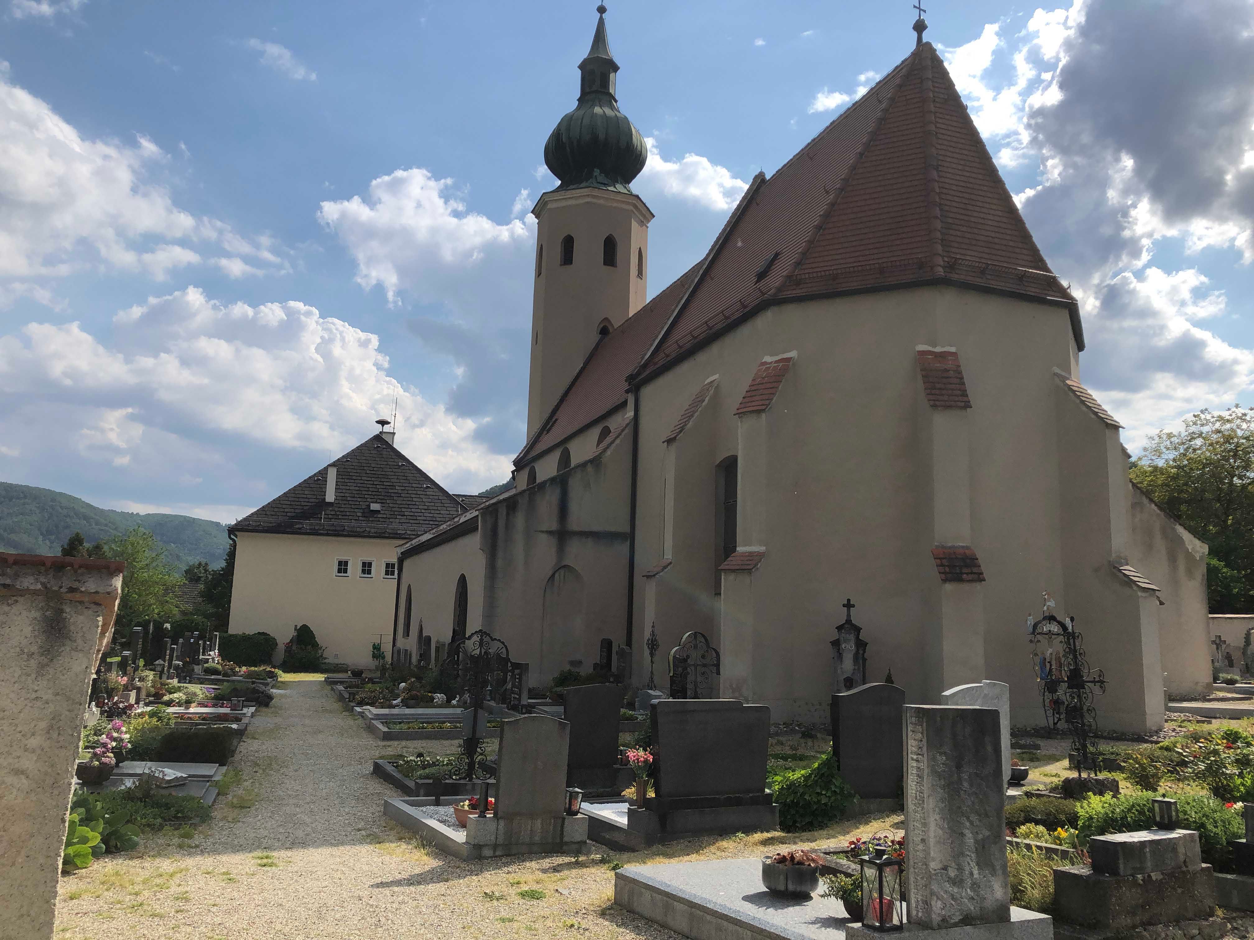 Templom az Aggsbach Markton, előtérben a temetővel.