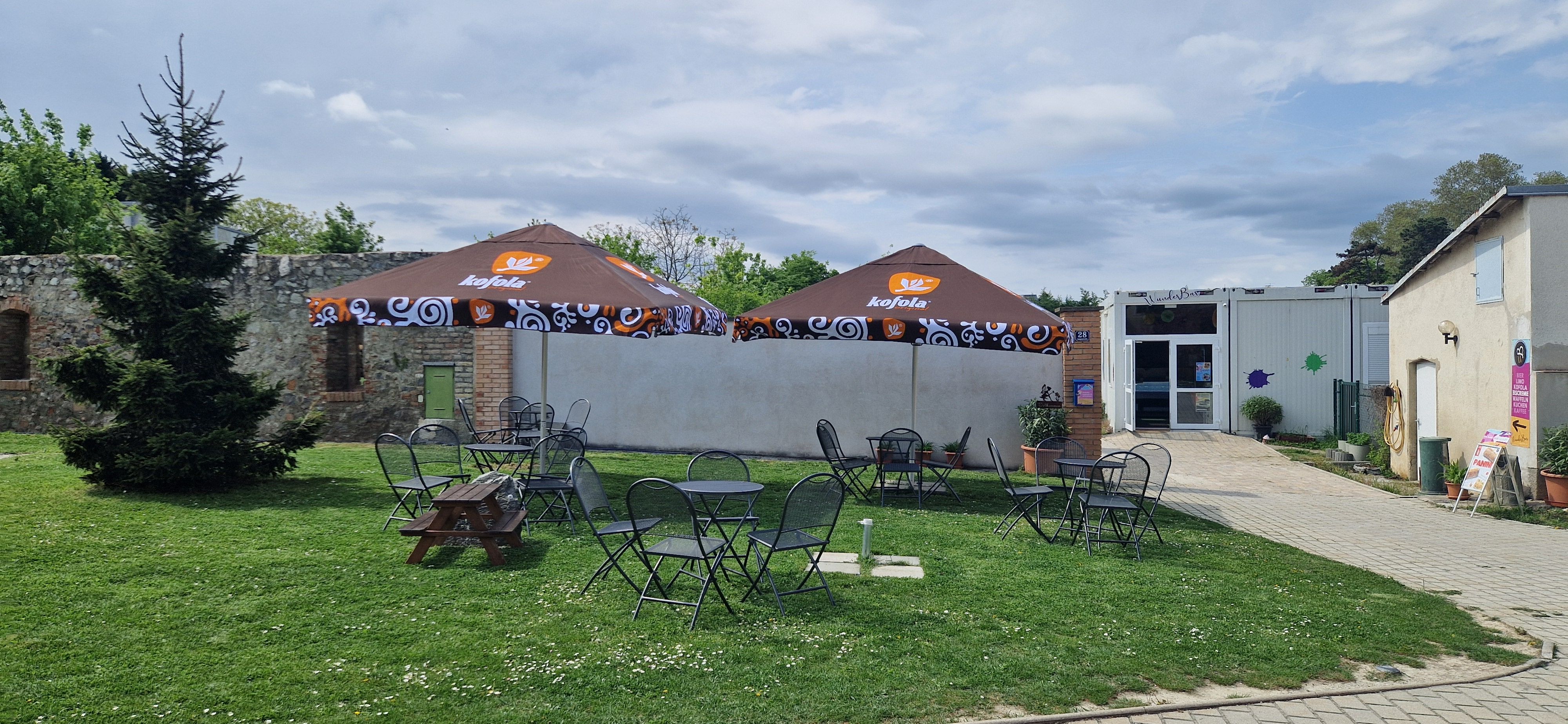 WunderBar Wolfsthal Garten mit Tischen und Sesseln