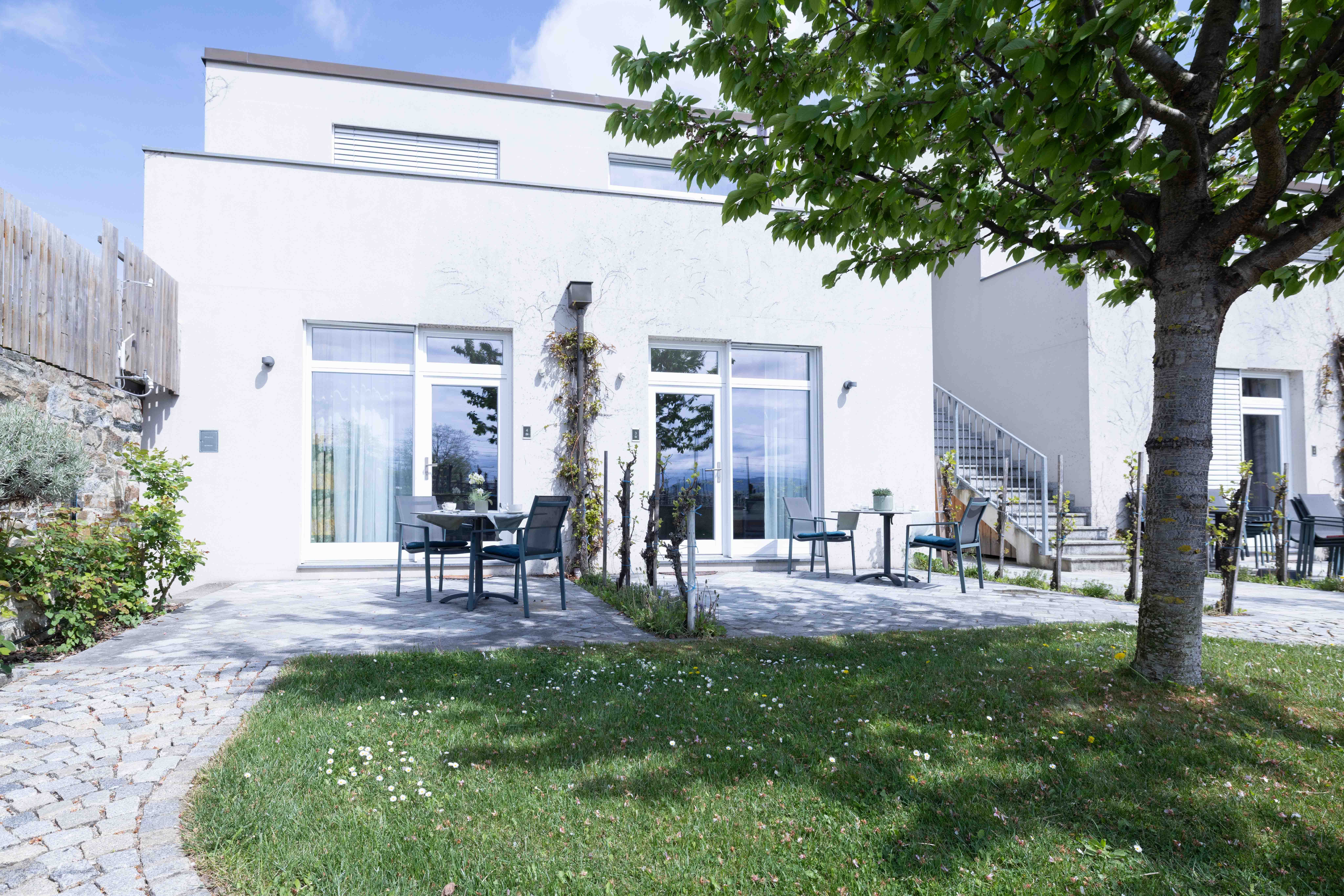 Blick auf Terrasse und Zimmer von außen