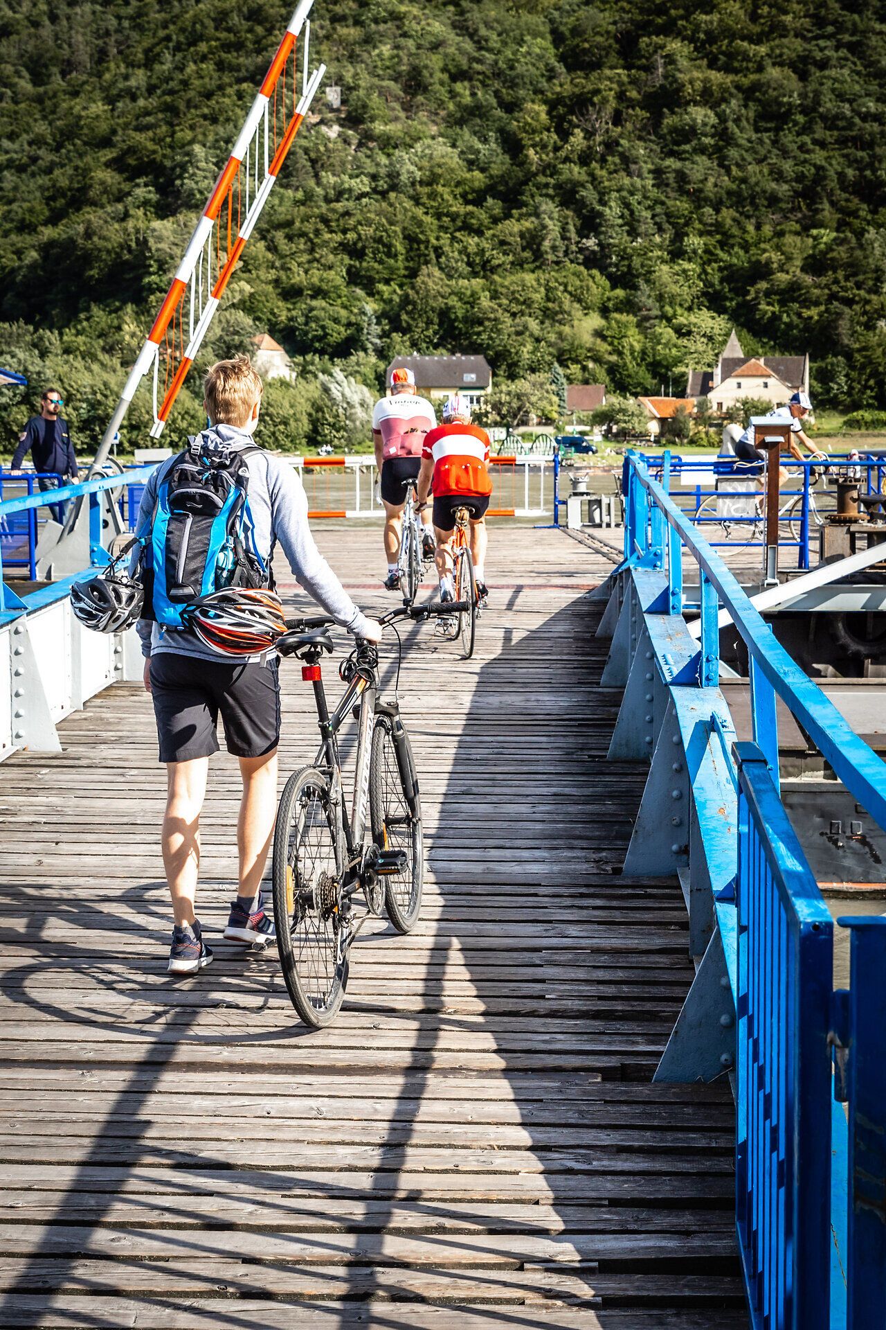 Radfahrer verlassen die Fähre in der Wachau