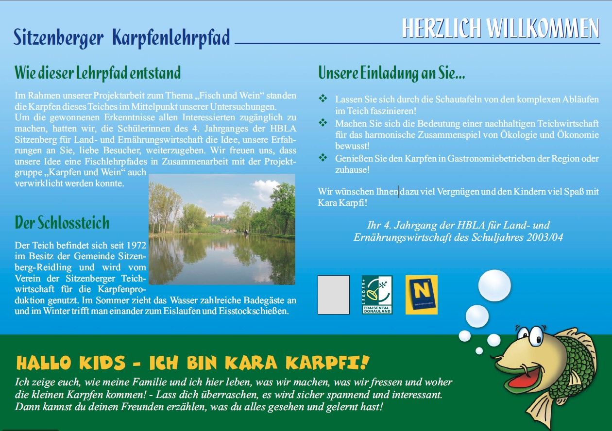 Informationsschild über den Karpfenlehrpfad in Sitzenberg mit Texten und einem Bild des Schlossteichs.