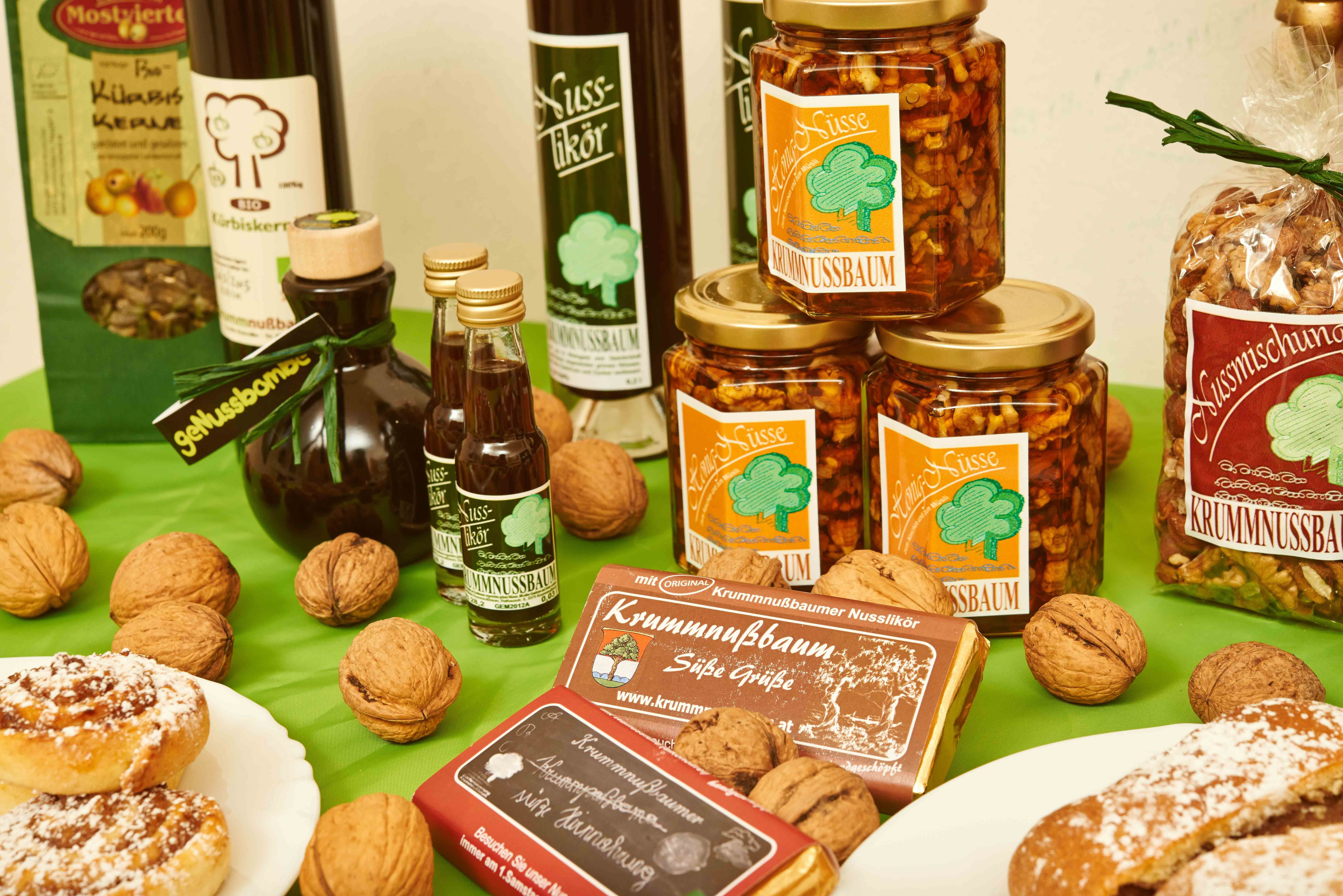 Verschiedene Nussprodukte aus Krummnußbaum auf einem Tisch arrangiert.