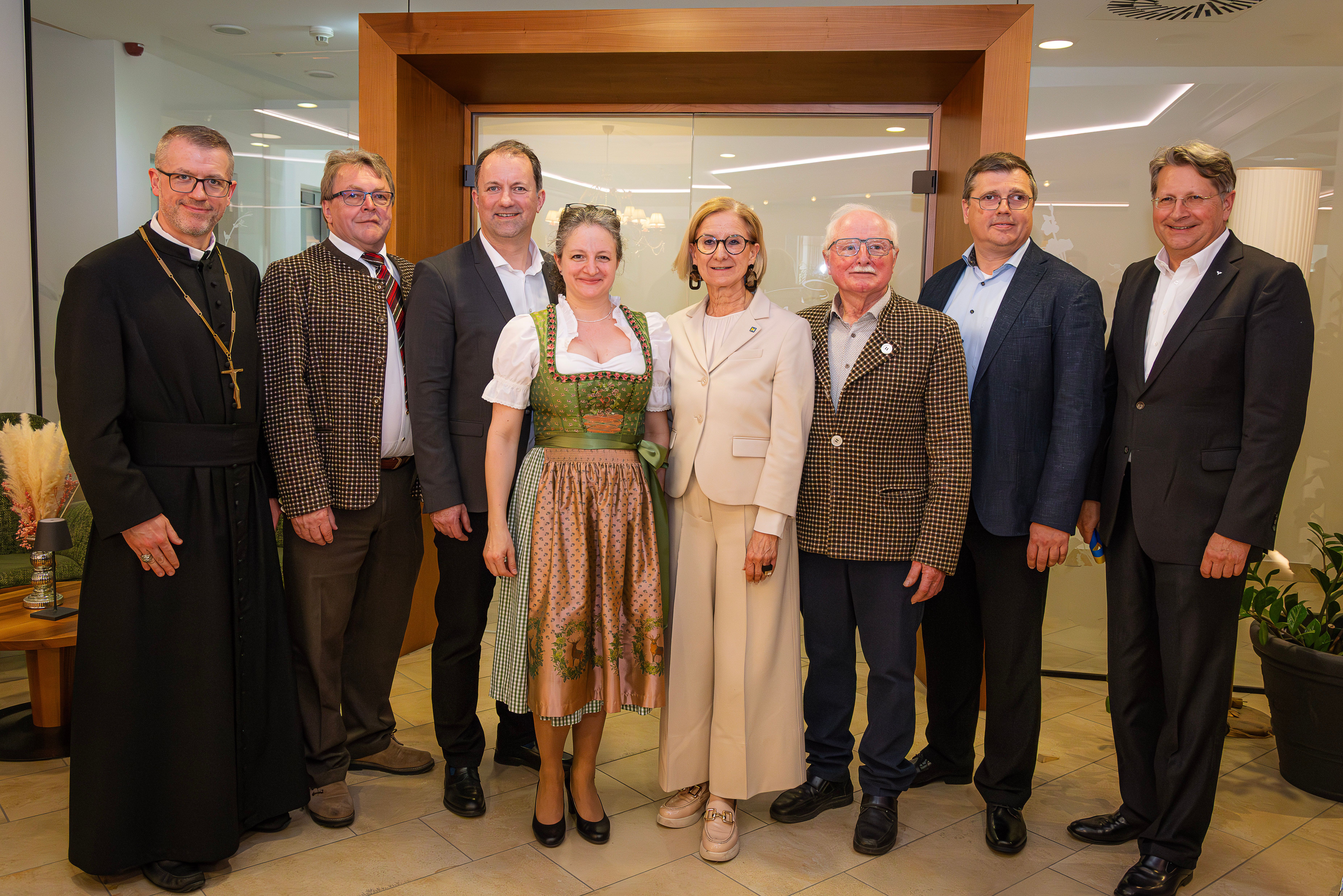 Probst Petrus Stockinger, Bürgermeister von Dürnstein, Johannes Riesenhuber, Donau Niederösterreich Tourismus Geschäftsführer Bernhard Schröder, Karoline Pfeffel, Landeshauptfrau Johanna Mikl-Leitner, Leo Pfeffel, Christian Schachenhofer und Volksbankdirektor NÖ Rainer Kuhnle bei der Eröffnung des Westtraktes im Gartenhotel Pfeffel. 