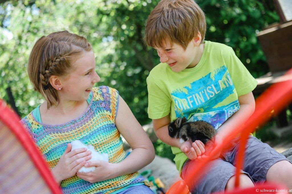 kerndlerhof_kinder_mit_hasen_-schwarz-koenigat