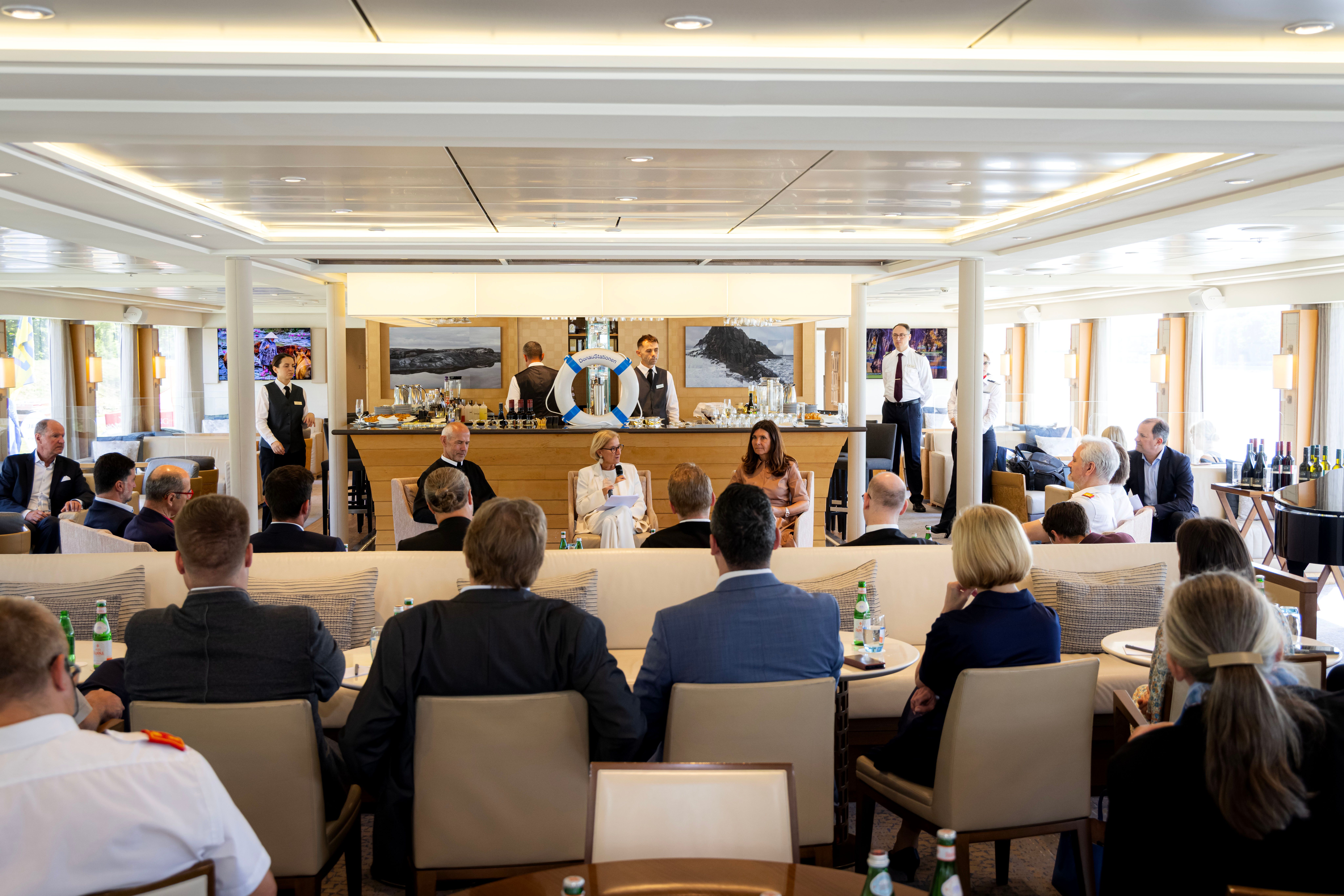 Pater Maurus Kocher (Stift Göttweig), Landeshauptfrau Johanna Mikl-Leitner, Birgit Brander-Wallner (DonauStationen) und Bernhard Schröder (Donau Niederösterreich Tourismus) beim Mediengspräch an Bord der MS Viking Gullveig.