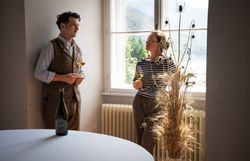 Hartmuth Rameder und Theresa Harm in einem Raum der Hofmeisterei